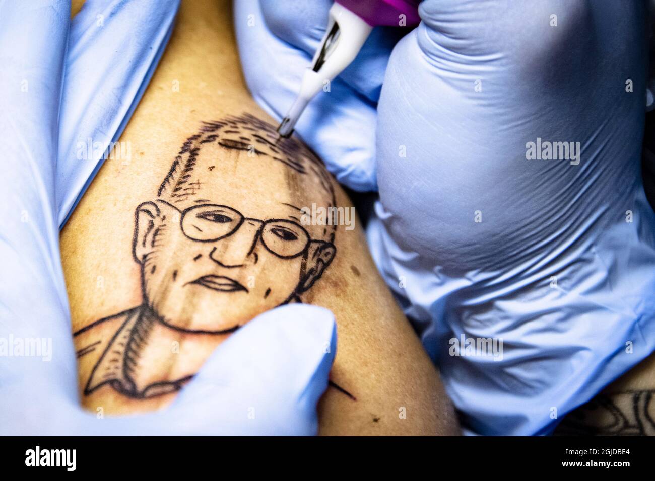 Gustav Lloyd Agerblad, 32 ans, a vu le visage de l'épidémiologiste d'État suédois Anders Tegnell incrusté dans son bras par l'artiste tatouage Yashay Rissanen Tastas au salon de tatouage Myndigheten (l'Autorité) à Sodermalm à Stockholm, Suède, le 27 avril 2020. Photo: Lotte Fernvall/ Aftonbladet / TT code 2512 Banque D'Images