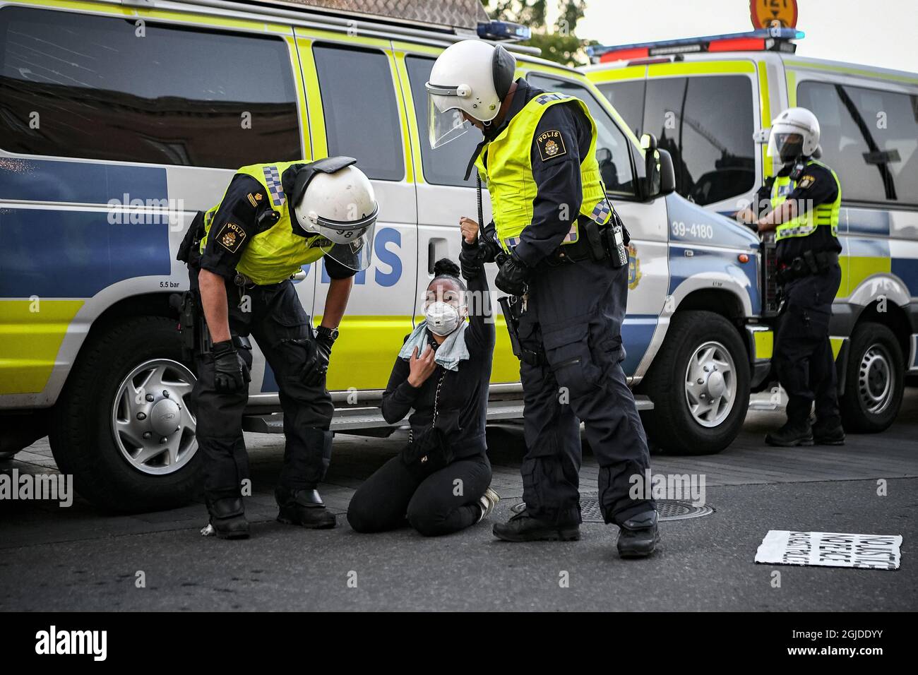 Des manifestants se rassemblent sur la place Sergel à Stockholm, en Suède, le 03 juin 2020, pour soutenir le mouvement Black Lives Matter à la suite du décès de George Floyd à Minneapolis après avoir été bridé par un policier blanc. Les foules ont reçu l'ordre de se disperser car elles violaient les restrictions du coronavirus. Les manifestations se sont ensuite répandues dans plusieurs autres régions de Stockholm. Photo: Alex Ljungdahl / Expressen / TT / code 7179 Banque D'Images