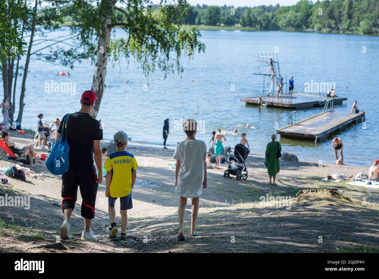 Les gens apprécient les températures estivales à la plage de Malarhojdsbadet, au lac de Malaren à Stockholm, en Suède, le 23 juin 2020. Les températures devraient dépasser 30 degrés Celsius au cours des prochains jours. Photo: Stina Stjernkvist / TT / code 11610 *** SUÈDE OUT *** Banque D'Images