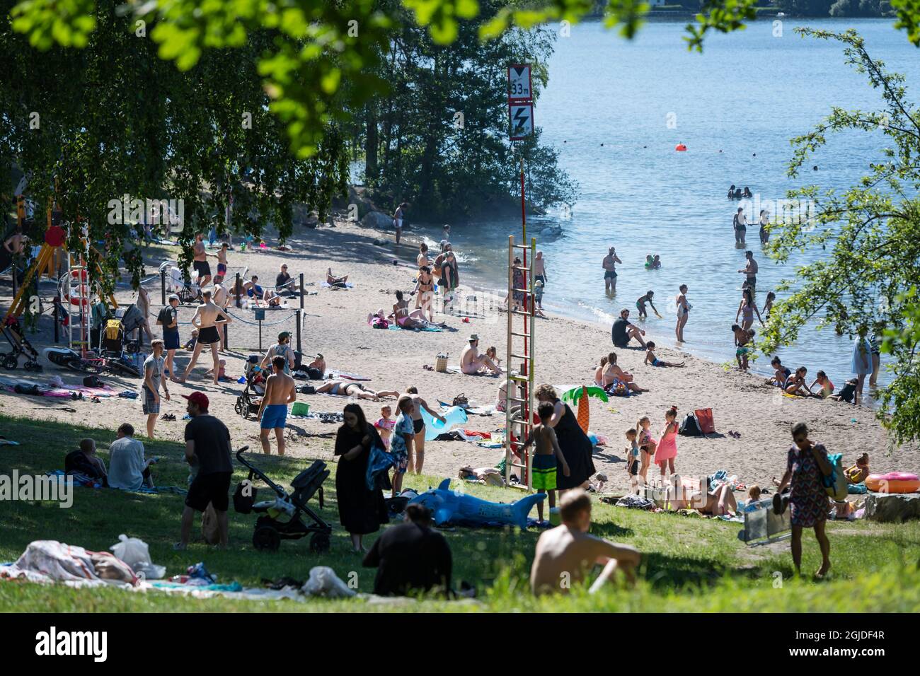 Les gens apprécient les températures estivales à la plage de Malarhojdsbadet, au lac de Malaren à Stockholm, en Suède, le 23 juin 2020. Les températures devraient dépasser 30 degrés Celsius au cours des prochains jours. Photo: Stina Stjernkvist / TT / code 11610 *** SUÈDE OUT *** Banque D'Images