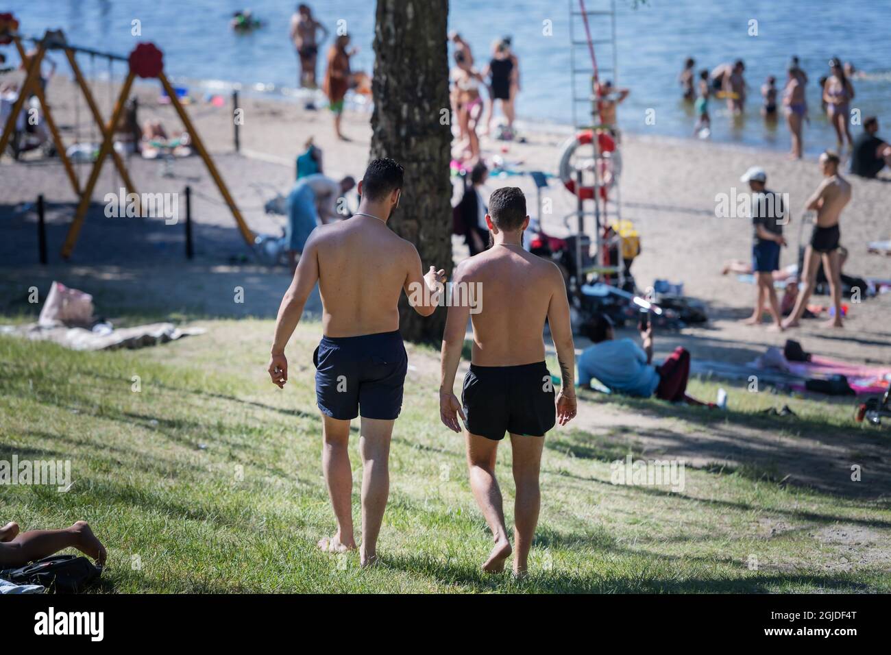 Les gens apprécient les températures estivales à la plage de Malarhojdsbadet, au lac de Malaren à Stockholm, en Suède, le 23 juin 2020. Les températures devraient dépasser 30 degrés Celsius au cours des prochains jours. Photo: Stina Stjernkvist / TT / code 11610 *** SUÈDE OUT *** Banque D'Images