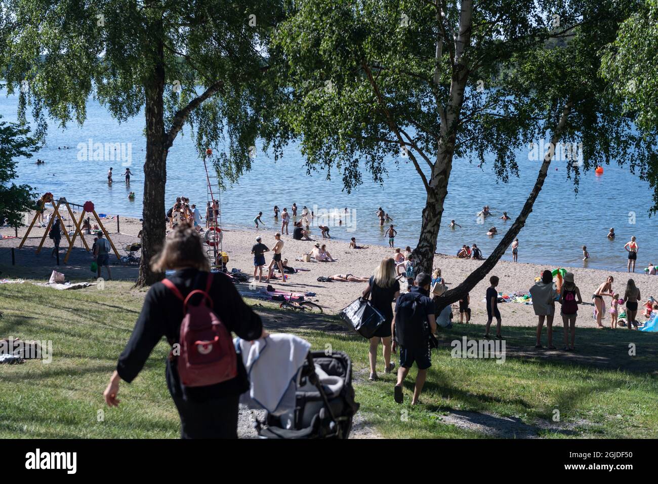 Les gens apprécient les températures estivales à la plage de Malarhojdsbadet, au lac de Malaren à Stockholm, en Suède, le 23 juin 2020. Les températures devraient dépasser 30 degrés Celsius au cours des prochains jours. Photo: Stina Stjernkvist / TT / code 11610 *** SUÈDE OUT *** Banque D'Images