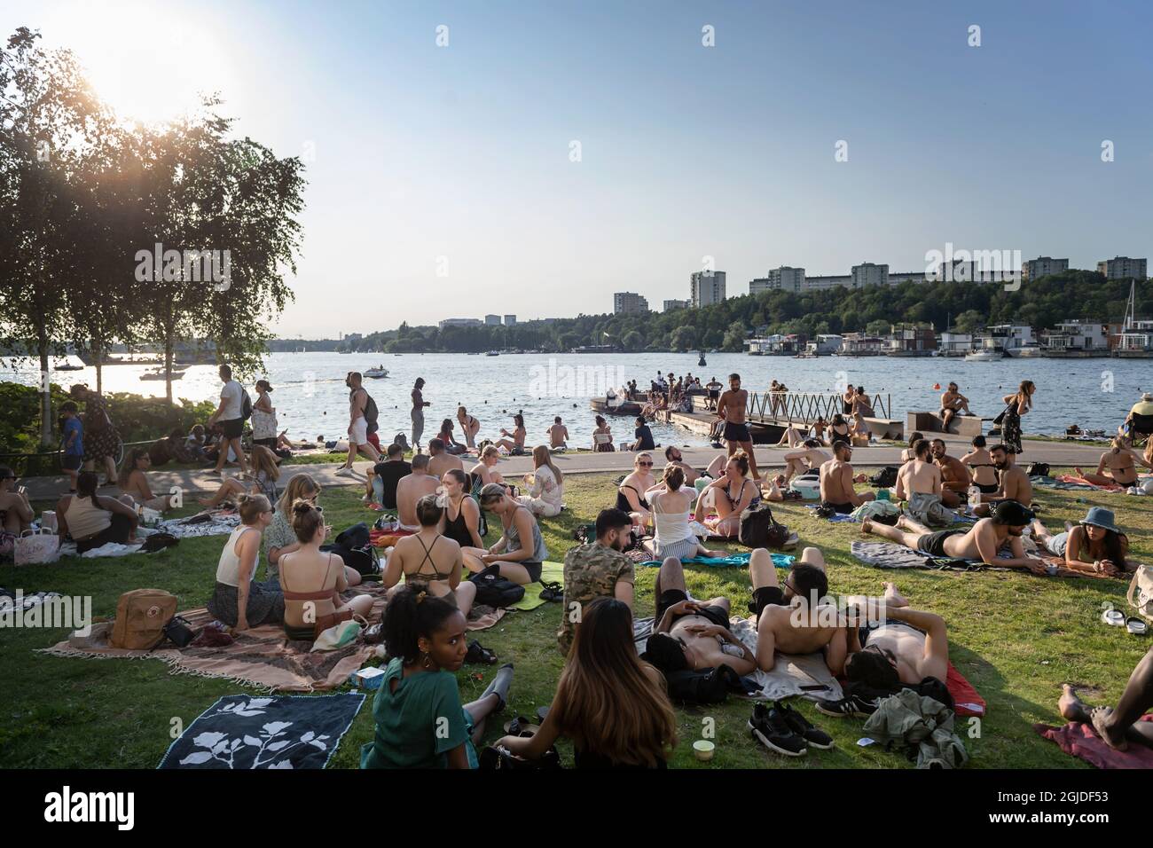 Les gens apprécient la soirée balmy dans un parc sur le lac Malar après une journée où les températures ont atteint 30 degrés C, à Stockholm, Suède, le 24 juin 2020. Photo: Stina Stjernkvist / TT code 11610 Banque D'Images