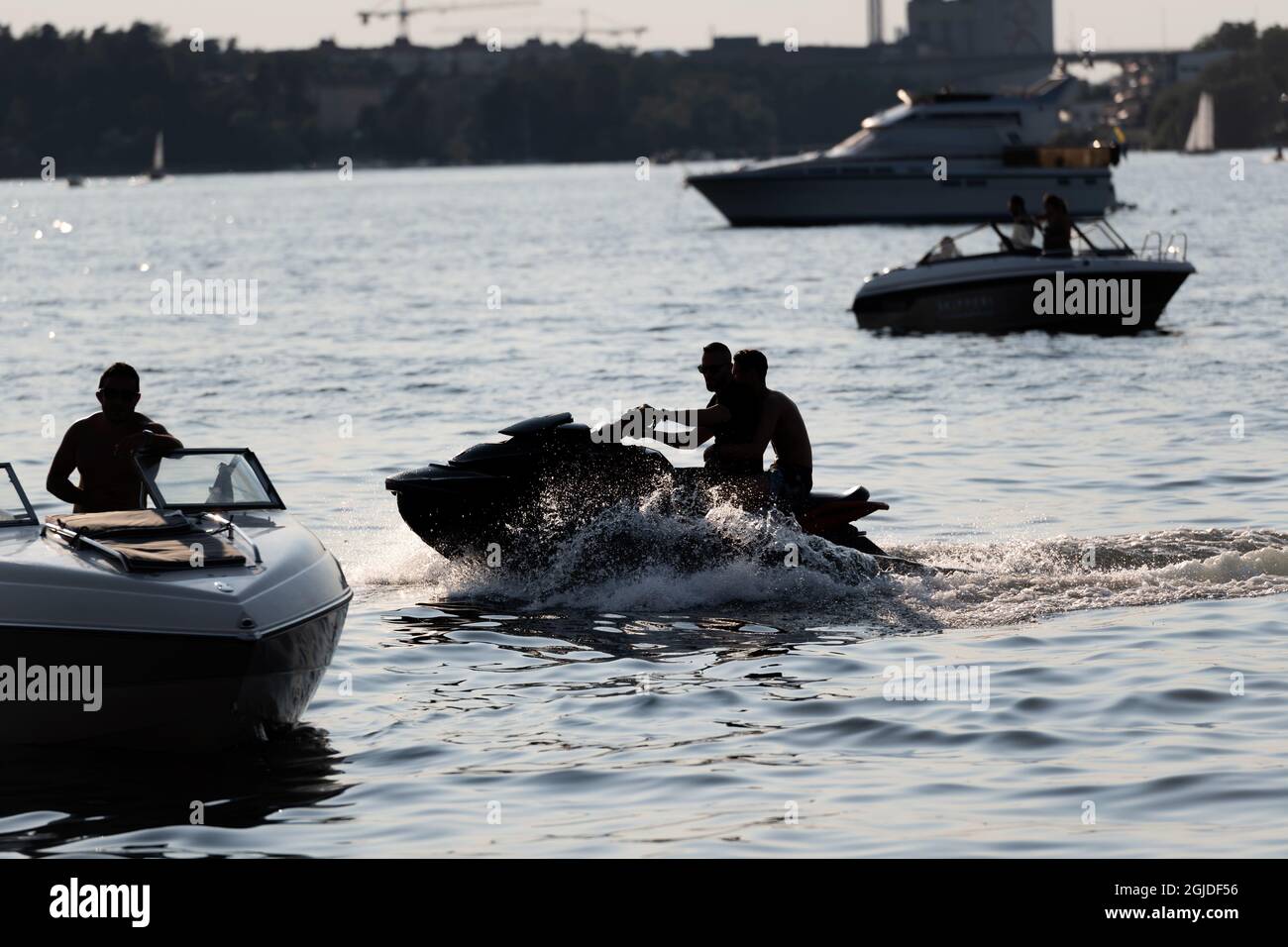 Les gens aiment faire du bateau sur le lac Malar après une journée où les températures ont atteint 30 degrés C, à Stockholm, en Suède, le 24 juin 2020. Photo: Stina Stjernkvist / TT code 11610 Banque D'Images