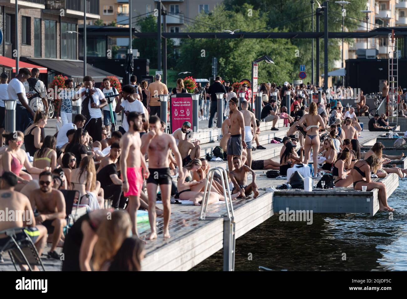 Les gens apprécient la soirée balmy sur un quai après une journée où les températures ont atteint 30 degrés C, à Stockholm, Suède, le 24 juin 2020. Photo: Stina Stjernkvist / TT code 11610 Banque D'Images