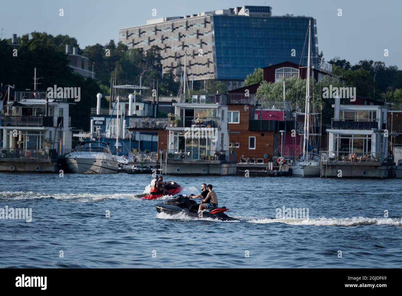Les gens apprécient la soirée balmy sur la jetée après une journée où les températures ont atteint 30 degrés C, à Stockholm, Suède, le 24 juin 2020. Photo: Stina Stjernkvist / TT code 11610 Banque D'Images