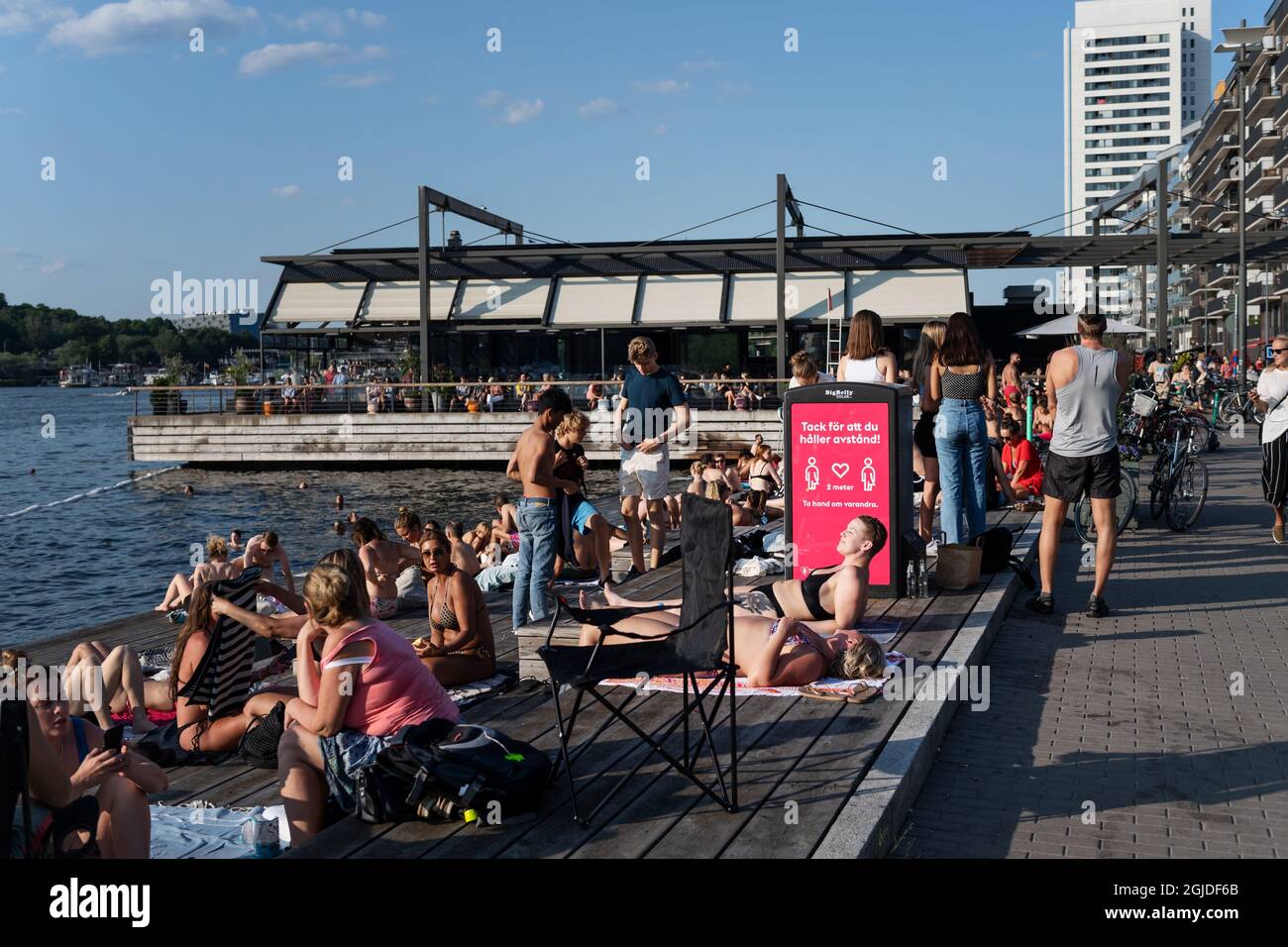 Les gens apprécient la soirée balmienne après une journée où les températures ont atteint 30 degrés C, à Stockholm, en Suède, le 24 juin 2020. Photo: Stina Stjernkvist / TT code 11610 Banque D'Images