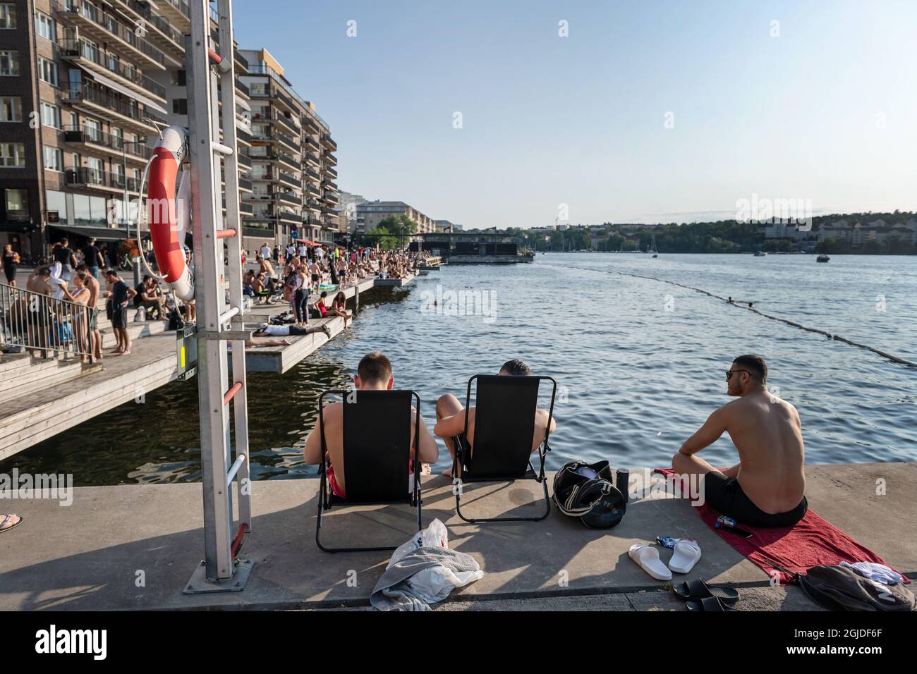 Les gens apprécient la soirée balmy sur un quai après une journée où les températures ont atteint 30 degrés C, à Stockholm, Suède, le 24 juin 2020. Photo: Stina Stjernkvist / TT code 11610 Banque D'Images