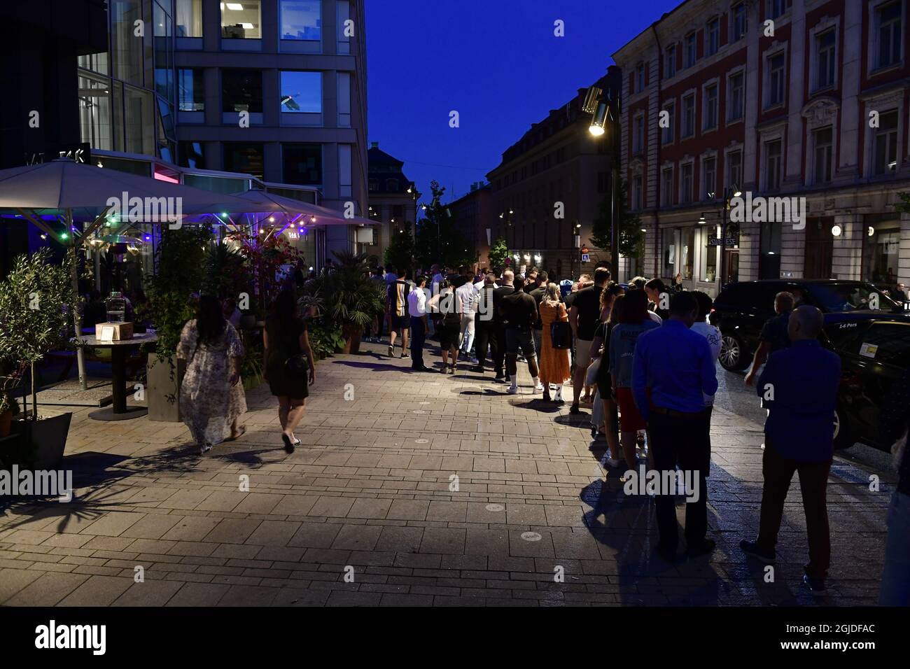 Vie nocturne à Stockholm, en Suède, le 26 juin 2020 pendant la pandémie du coronavirus. Les gens font la queue devant le restaurant Tak à Brunkebergstorg. Photo: Stina Stjernkvist / TT code 11610 Banque D'Images