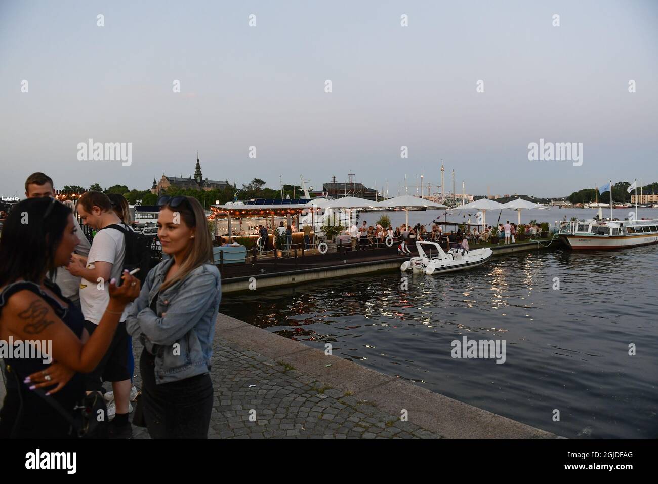 Vie nocturne à Stockholm, en Suède, le 26 juin 2020 pendant la pandémie du coronavirus. Les gens au quai sur StrandvÃ¤gen. Photo: Stina Stjernkvist / TT code 11610 Banque D'Images