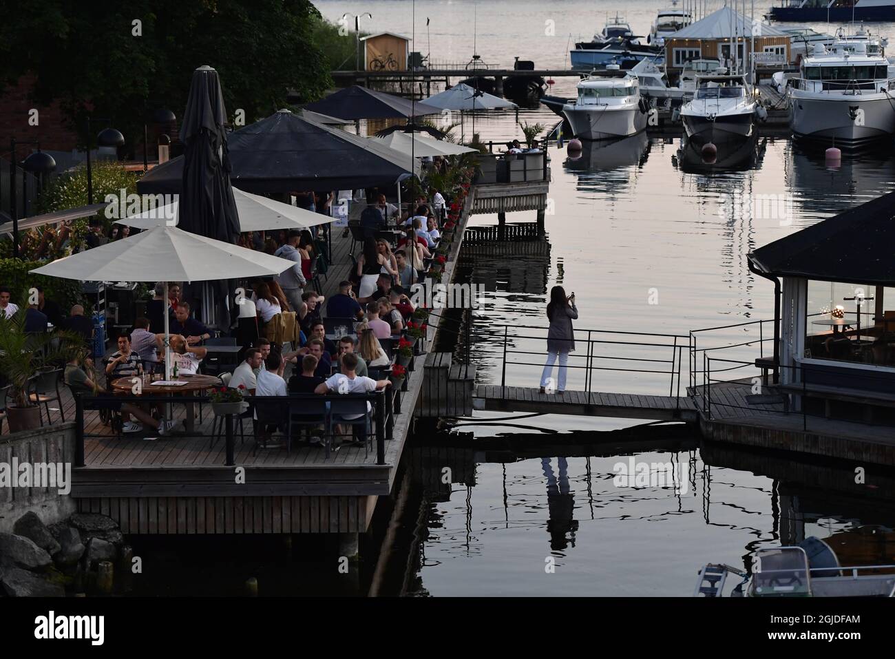 Vie nocturne à Stockholm, en Suède, le 26 juin 2020 pendant la pandémie du coronavirus. Les gens d'un restaurant à Djurgarden. Photo: Stina Stjernkvist / TT code 11610 Banque D'Images