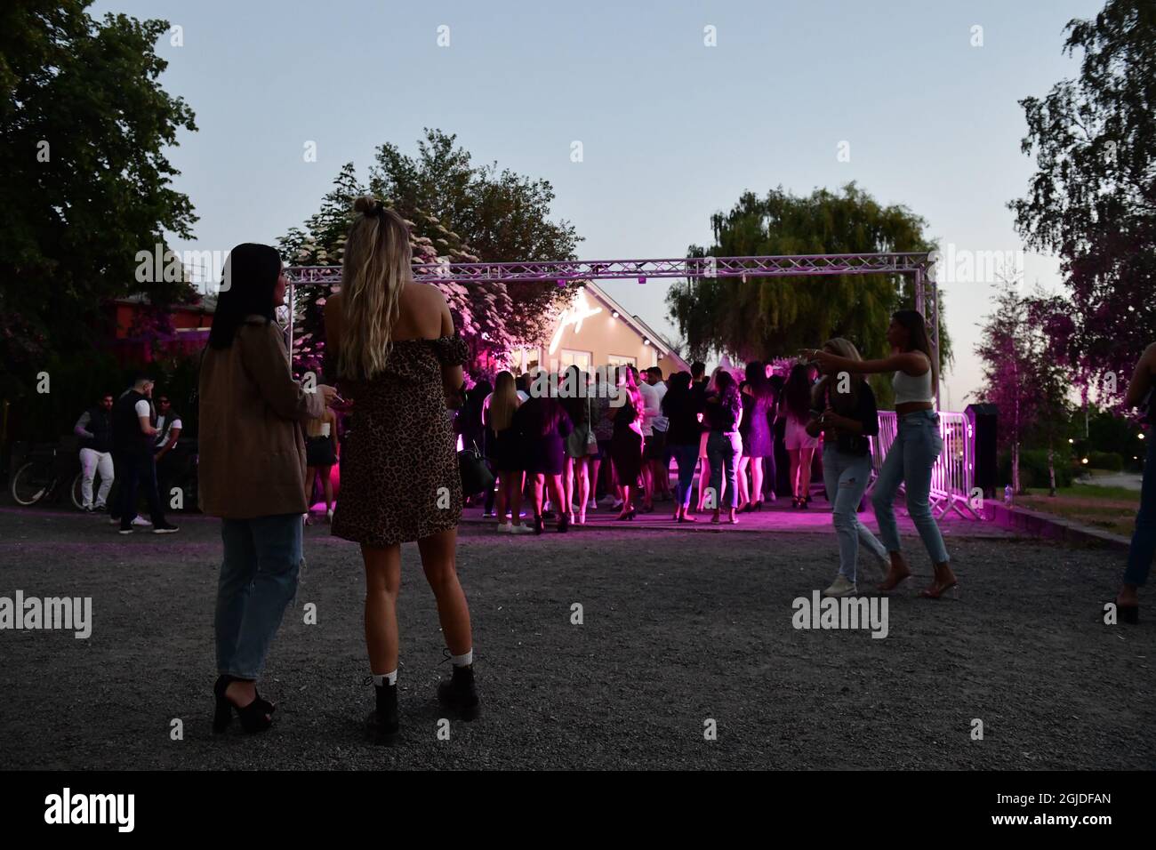 Vie nocturne à Stockholm, en Suède, le 26 juin 2020 pendant la pandémie du coronavirus. Les gens font la queue devant la discothèque Josefina à Djurgarden. Photo: Stina Stjernkvist / TT code 11610 Banque D'Images