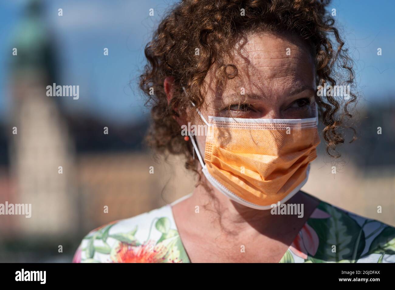 Une femme portant un masque. Photo: Stina Stjernkvist / TT code 11610 Banque D'Images