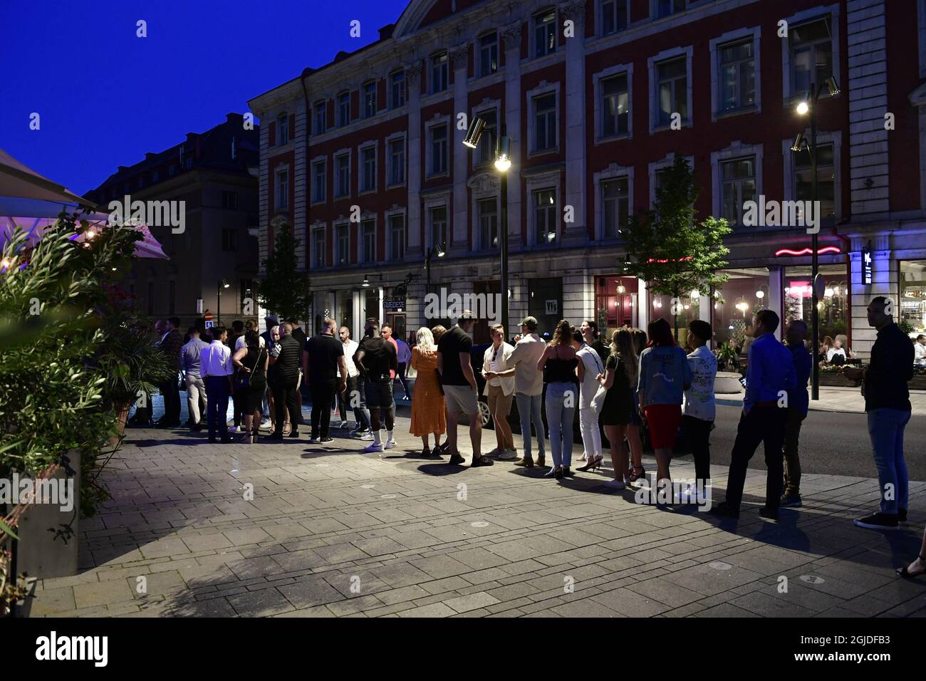 Vie nocturne à Stockholm, en Suède, le 26 juin 2020 pendant la pandémie du coronavirus. Les gens font la queue devant le restaurant Tak à Brunkebergstorg. Photo: Stina Stjernkvist / TT code 11610 Banque D'Images
