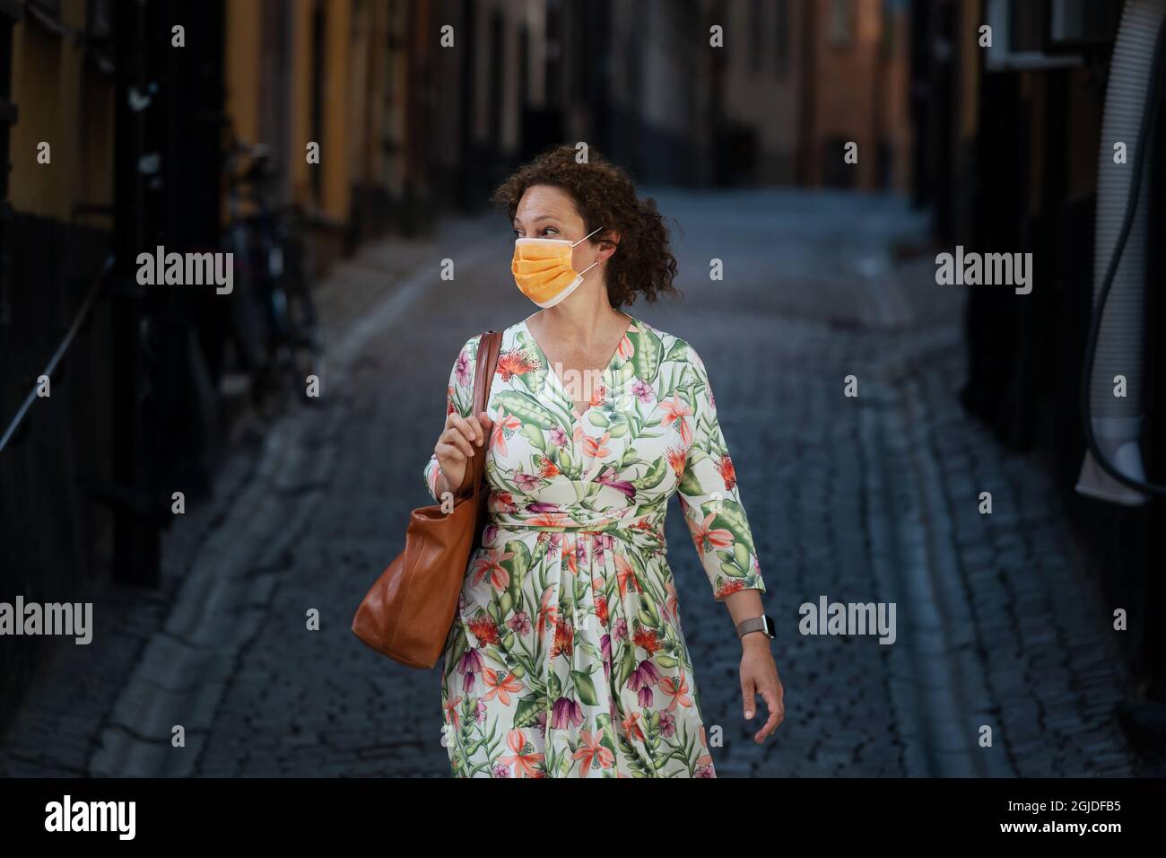 Une femme portant un masque de visite à Stockholm. Photo: Stina Stjernkvist / TT code 11610 Banque D'Images