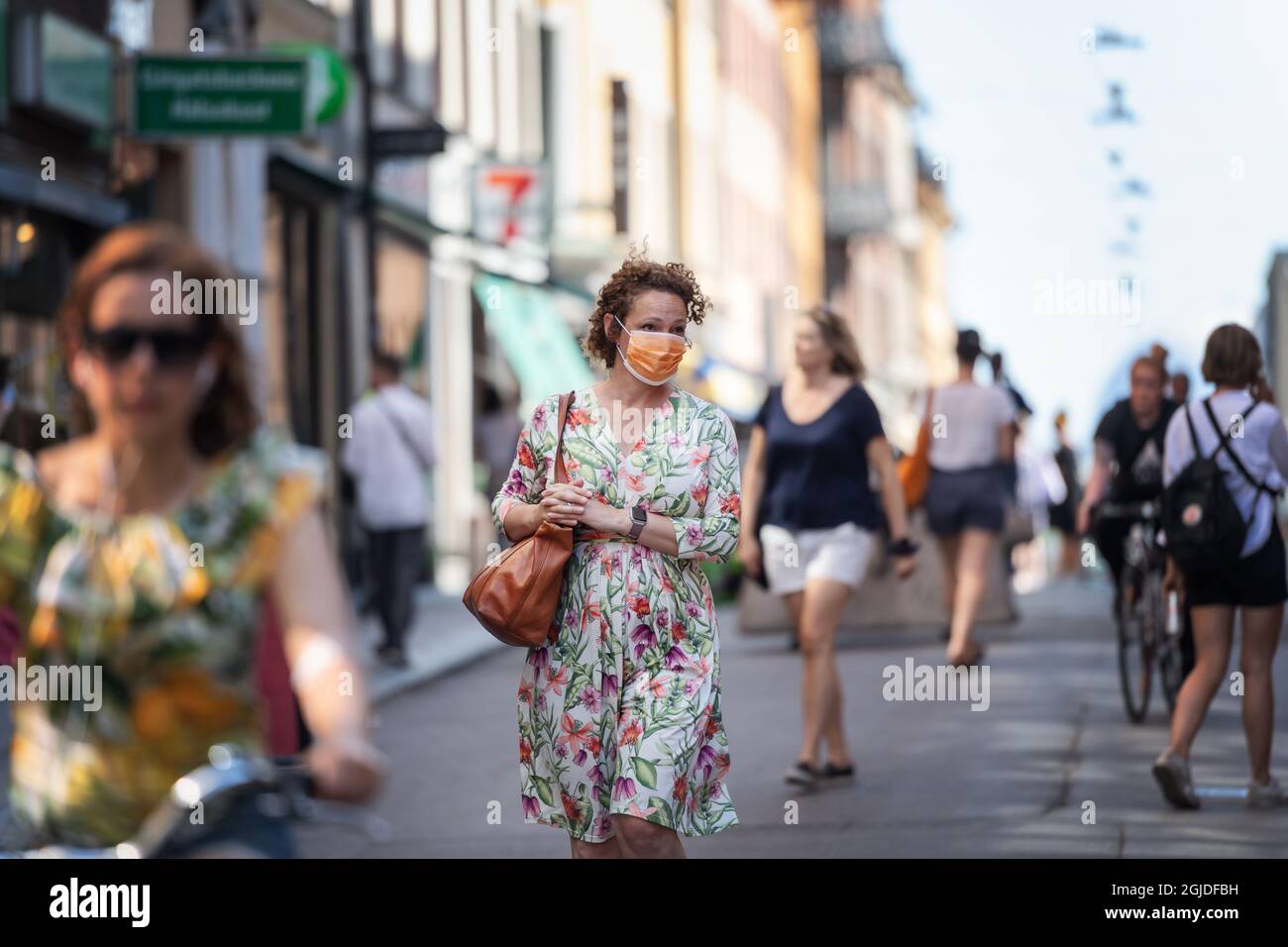 Une femme portant un masque de visite à Stockholm. Photo: Stina Stjernkvist / TT code 11610 Banque D'Images