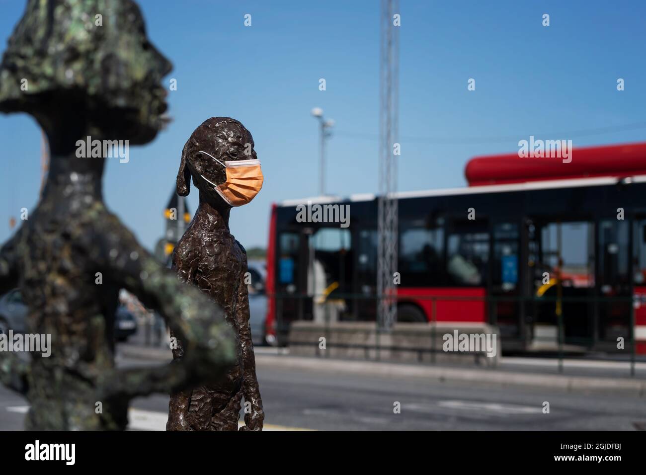 Une statue à Slussen, Stockholm, portant un masque facial. Photo: Stina Stjernkvist / TT code 11610 Banque D'Images