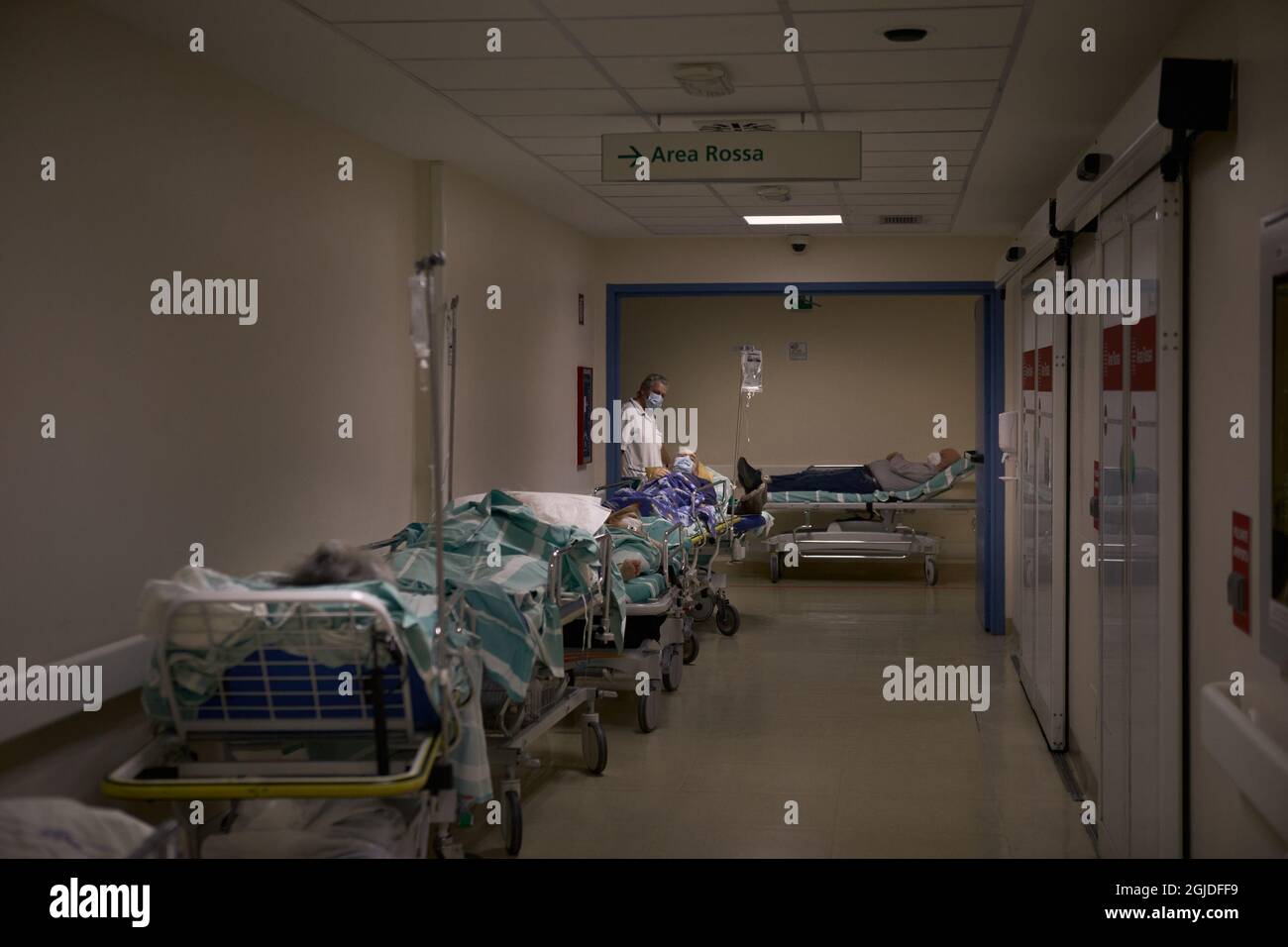 Bologne, ITALIE. 10 mars 2021. Les patients du service d'urgence Covid de l'Ospedale Maggiore attendent d'être examinés par le personnel médical. Bol Banque D'Images
