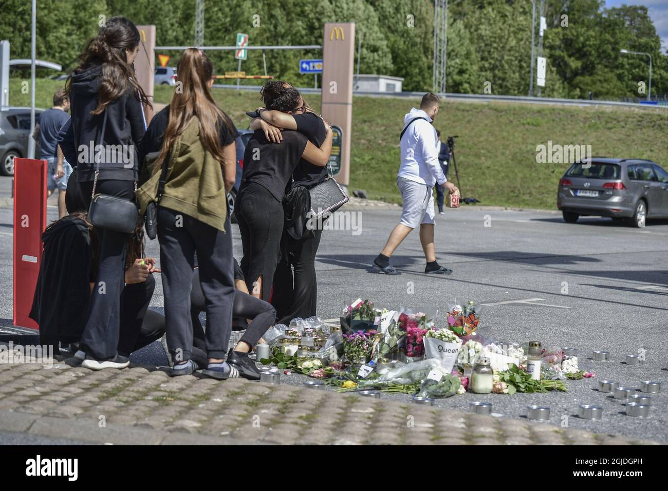 Fleurs et bougies sur le site où une jeune fille de 12 ans a été tuée par une balle perdue lors d'un trajet en voiture, en tirant sur une station-service de Norsborg, Botkyrka, au sud de Stockholm, le 03 août 2020. Ce meurtre a été décrit comme une fusillade de groupe. Photo: Stina Stjernkvist / TT code 11610 Banque D'Images