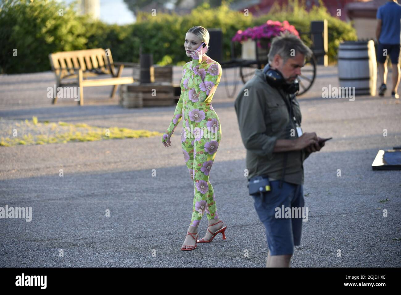 Zara Larsson au téléphone avant de se mettre sur scène pour sa performance à AllsÃ¥ng PÃ¥ Skansen à Stockholm, Suède, le 11 août 2020. Photo: Anders Wiklund / TT / code 10040 Banque D'Images