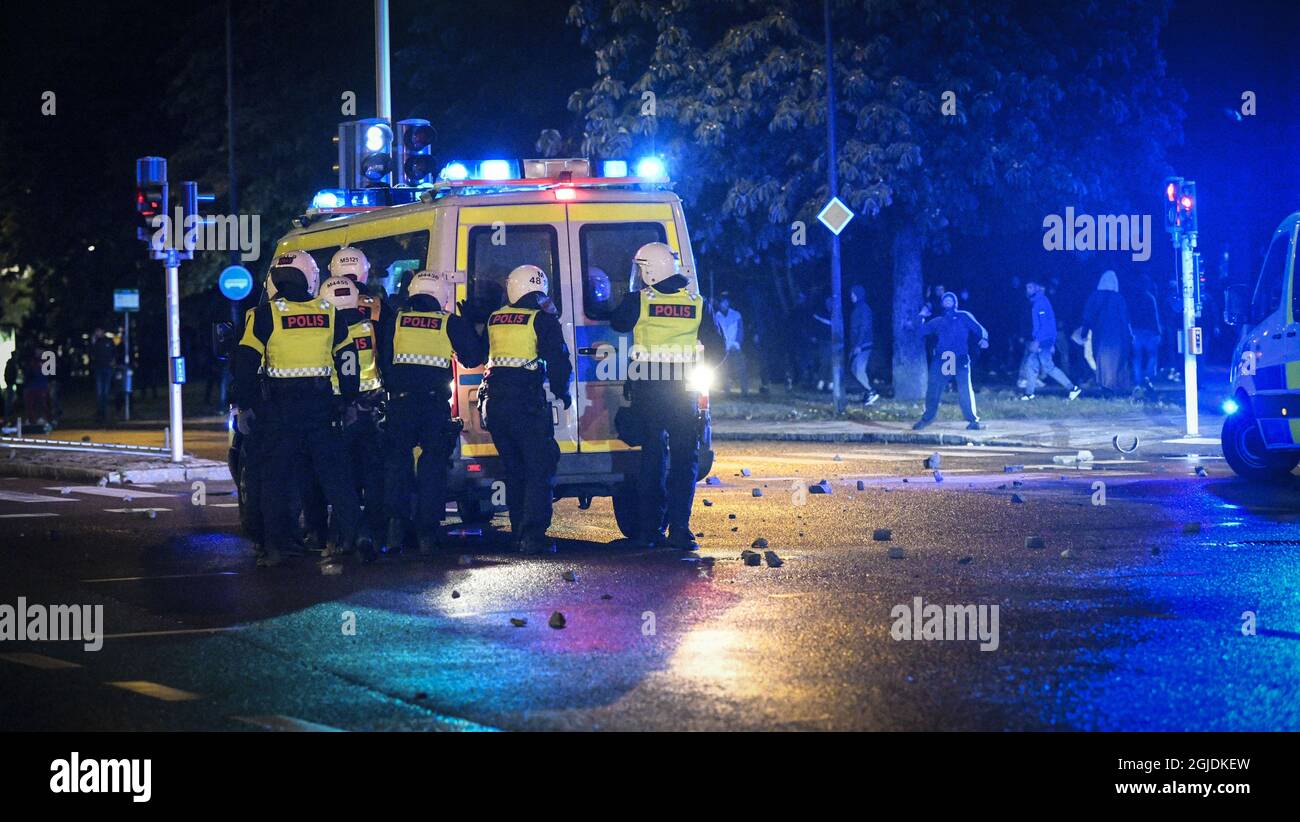 Les manifestants jettent des pierres sur la police alors que les manifestants s'émeuvent dans le quartier de Rosengard, à Malmö, en Suède, le 28 août 2020. La manifestation a été déclenchée plus tôt dans la journée par l'incendie d'un coran par des membres du parti d'extrême-droite danois, Stram Kurs. Le chef du parti, Rasmus Paludan, s'est vu refuser l'entrée en Suède pour manifestation vendredi. Photo: TT News Agency / code 50090 *** SUÈDE OUT *** Banque D'Images