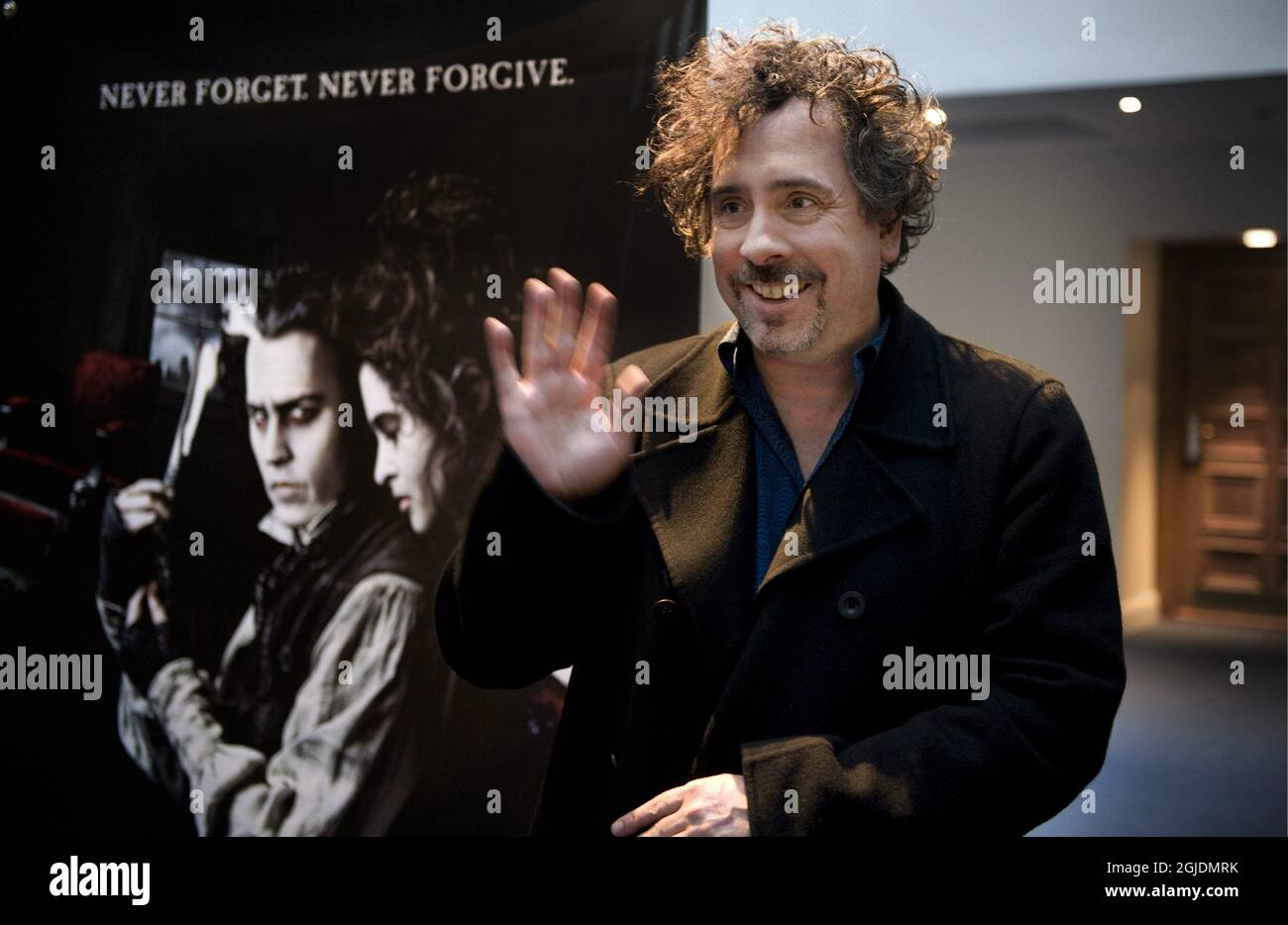 Le réalisateur américain Tim Burton se fait des gestes lors d'un photocall à Stockholm au Grand Hotel. Burton est en Suède pour promouvoir son nouveau film « Sweeney Todd ». Banque D'Images