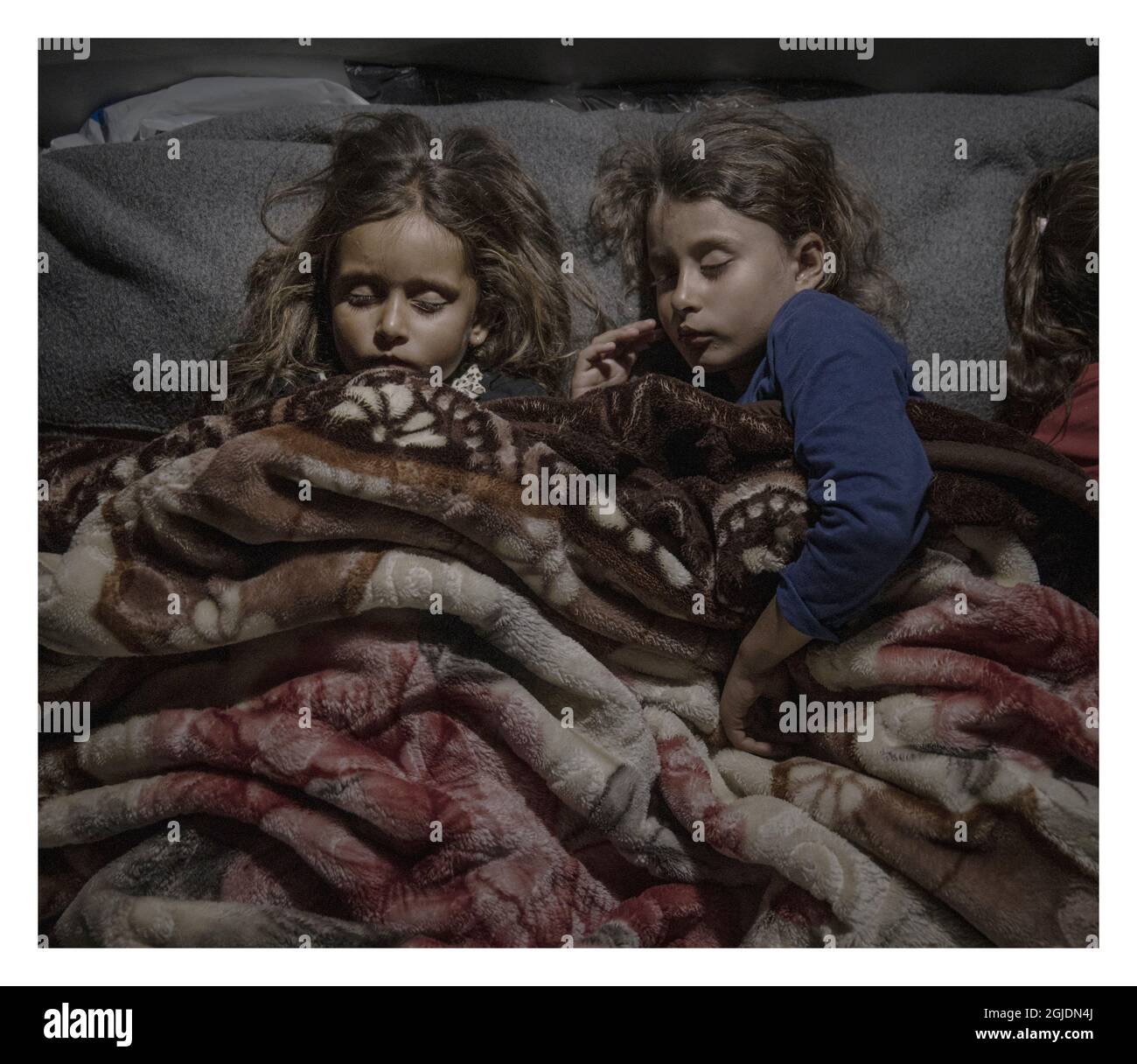 Un incendie a éclaté dans le camp de réfugiés de Moria à Lesbos, en Grèce, au début du 09 septembre 2020, détruisant de grandes parties du camp surpeuplé. Moria a été construite pendant la crise des réfugiés en 2015 pour 3,000 personnes. Avant l'incendie, environ 12,000 personnes y vivaient, dont 4,000 enfants. Des milliers de réfugiés dorment actuellement dans des parcs de stationnement, sur des trottoirs et dans des maisons abandonnées. PHOTO: Parisa, 7 ans, et Madjan, 5 ans, dorment dans le parking à l'extérieur d'un magasin Lidl fermé. Photo: Magnus Wennman / Aftonbladet / TT code 2512 Banque D'Images