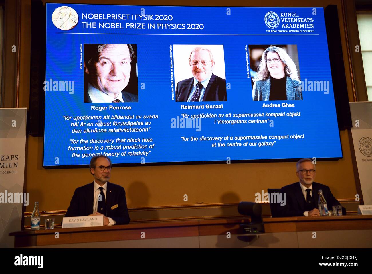 David Haviland (L), membre du Comité Nobel de physique, et Goran K. Hansson, Secrétaire général de l'Académie des sciences, annoncent les lauréats du Prix Nobel de physique 2020 lors d'une conférence de presse à l'Académie royale des sciences de Suède, à Stockholm, en Suède, le 06 octobre 2020. (G-D) Roger Penrose, Reinhard Genzel et Andrea Ghez, les trois lauréats du Prix Nobel de physique 2020, sont à l'écran. Photo: Fredrik Sandberg / TT / code 10080 Banque D'Images