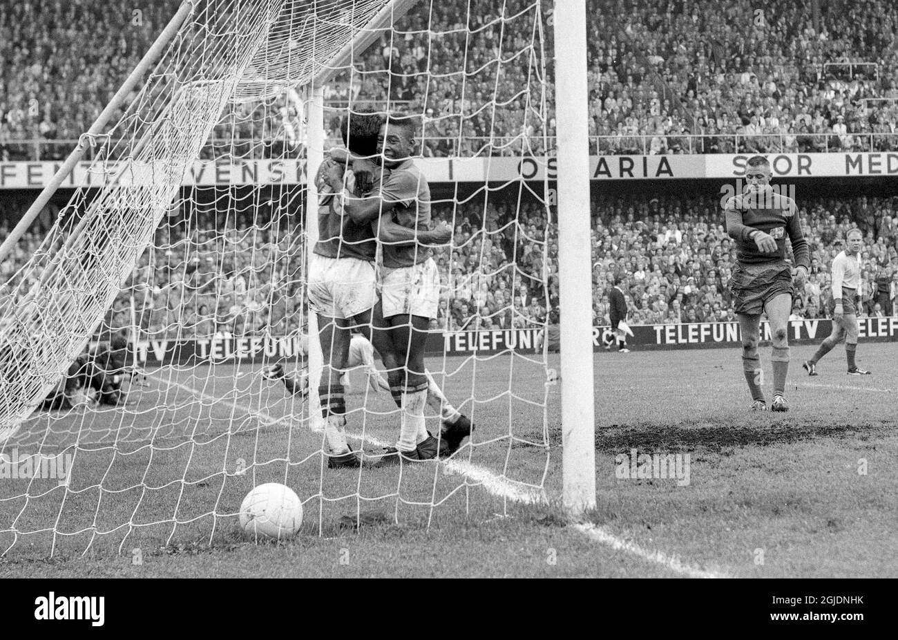 STOCKHOLM 1958-06-29 Brazils Vava (L) est embrassé Pele après avoir obtenu le score de 2-1 pour prendre la tête du match de football final de la coupe du monde de la FIFA au stade Rasunda de Stockholm, en Suède. En arrière-plan, le gardien de but suédois Kalle Svensson et Sigge Parling. Le Brésil a gagné 5-2 et est devenu des champions du monde pour la première fois, photo: Pressens Bild / TT / code: 190 Banque D'Images