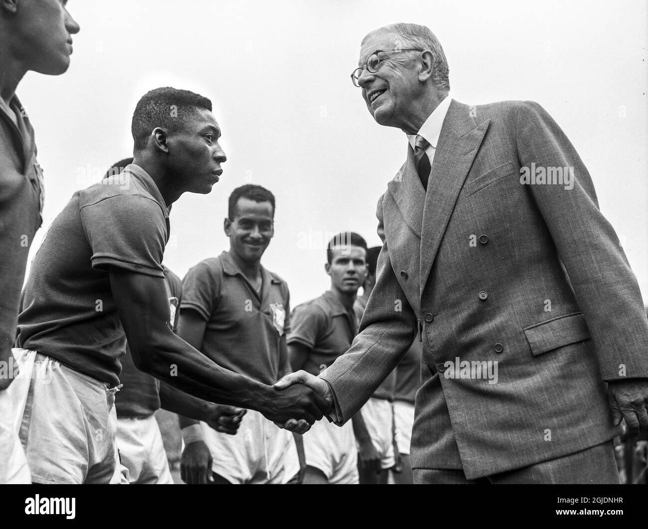 STOCKHOLM 1958-06-29 Pelé (L) du Brésil est accueilli par le roi suédois Gustaf VI Adolf avant le match de football final de la coupe du monde de la FIFA entre la Suède et le Brésil au stade Rasunda de Stockholm, en Suède, le 29 juin 1958. Le Brésil a gagné 5-2 et est devenu des champions du monde pour la première fois, photo: Pressens Bild / TT / code: 190 Banque D'Images