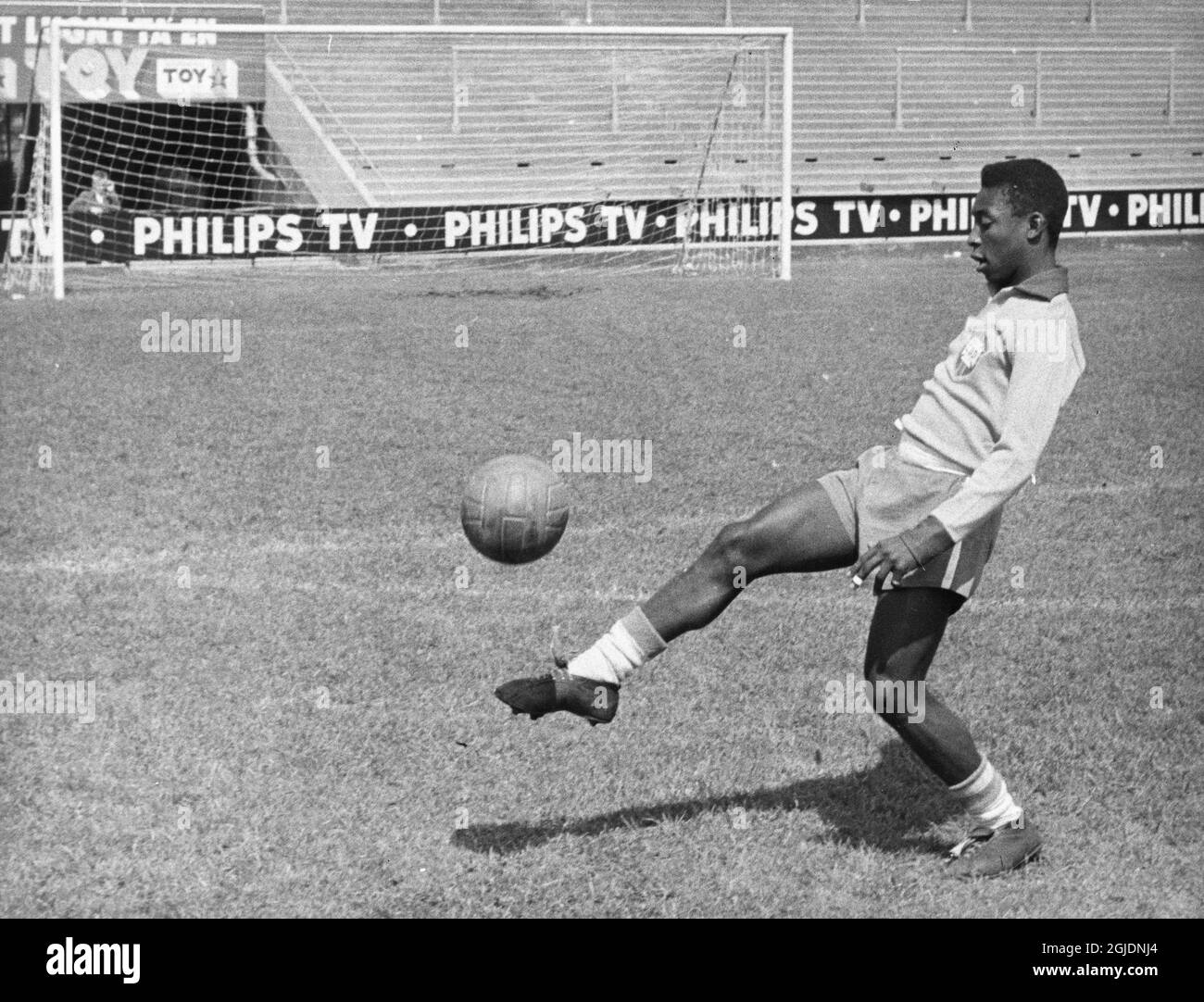 DOSSIER STOCKHOLM 1958-06-29 Pelé du Brésil pendant une session d'entraînement au stade Rasunda, à Stockholm, Suède, pendant la coupe du monde de la FIFA 1958 photo: Pressens Bild / TT / code: 190 Banque D'Images