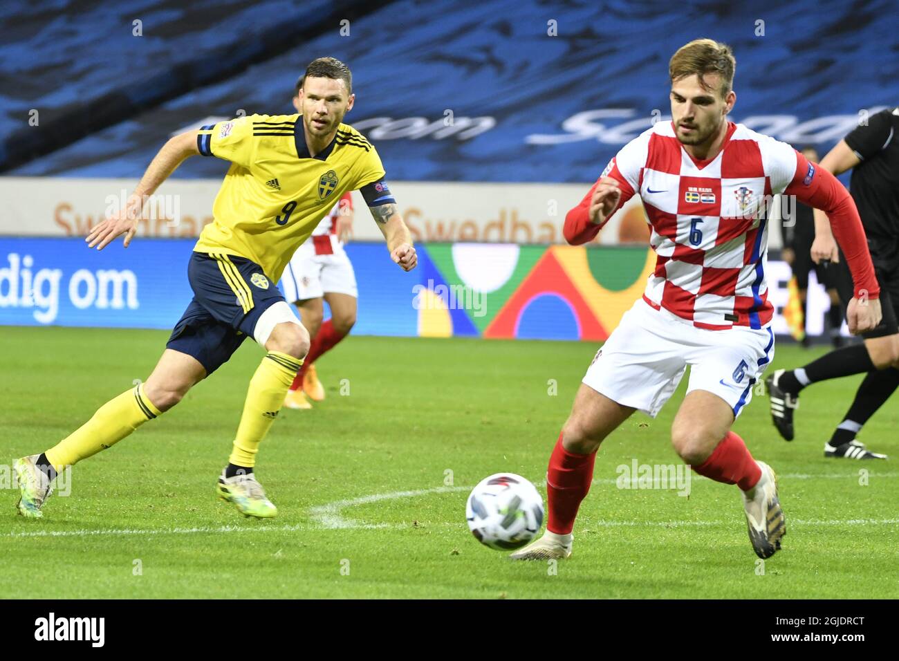 STOCKHOLM 20201114 les Suédois Marcus Berg pourchassant Marin Pongracic (R) de Croatie lors du match A3 de l'UEFA Nations League entre la Suède et la Croatie à Frends Arena le samedi 14 novembre 2020. Photo Henrik Montgomery / TT Kod 10060 *SUÈDE OUT* Banque D'Images