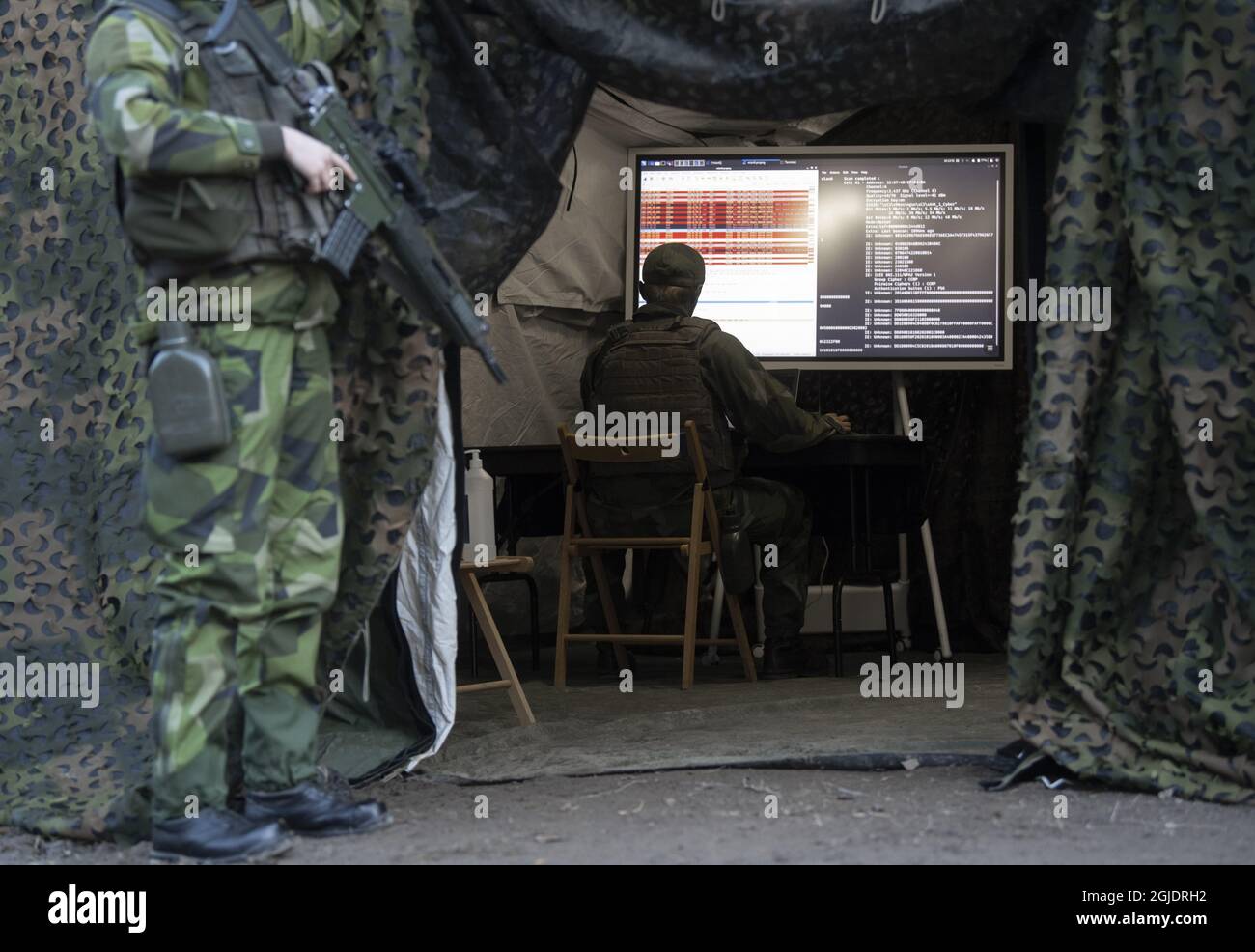 Cyber-soldats dans les Forces armées suédoises lors d'un exercice visant à empêcher un ennemi de pénétrer dans un réseau sans fil à Enkoping, Suède, le 05 novembre 2020. Photo: Fredrik Sandberg / TT code 10080 Banque D'Images