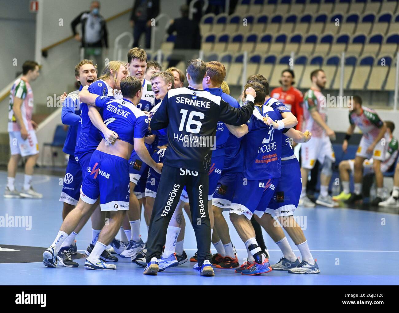 AlingsÃ¥s 2020-11-24 EHF European League AlingsÃ¥s - SC Magdeburg 30-29 Samuel Lindberg rade sa joie de victoire avec son équipe après son dernier but décisif photo Tommy Holl / TT Code 2391 Banque D'Images