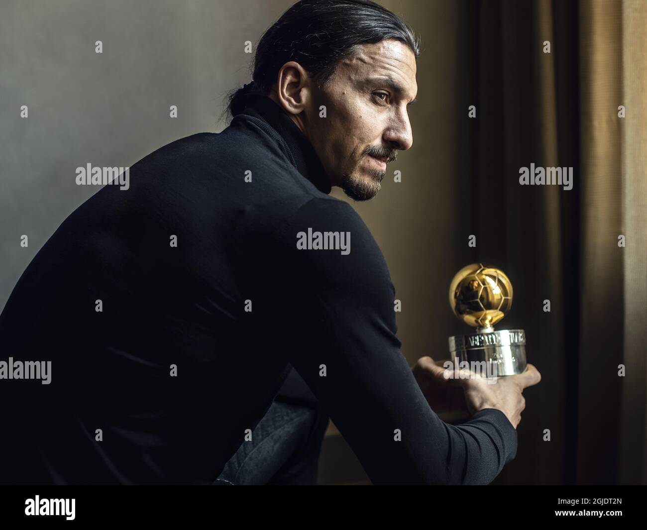 Zlatan Ibrahimovic a remporté le Golden ball 2020 du football suédois pour une 12e fois dans le cadre d'une cérémonie de remise de prix en ligne qui s'est tenue à Stockholm, en Suède, le lundi 24 novembre 2020. Zlatan a été photographié à Milan avec le prix. Photo: Pontus Orre / Aftonbladet / TT code 2512 Banque D'Images