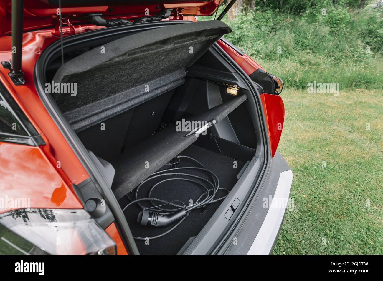 Peugeot e-2008 SUV. Câbles de charge dans le coffre photo: Stina Stjernkvist / TT / code 11610 Banque D'Images