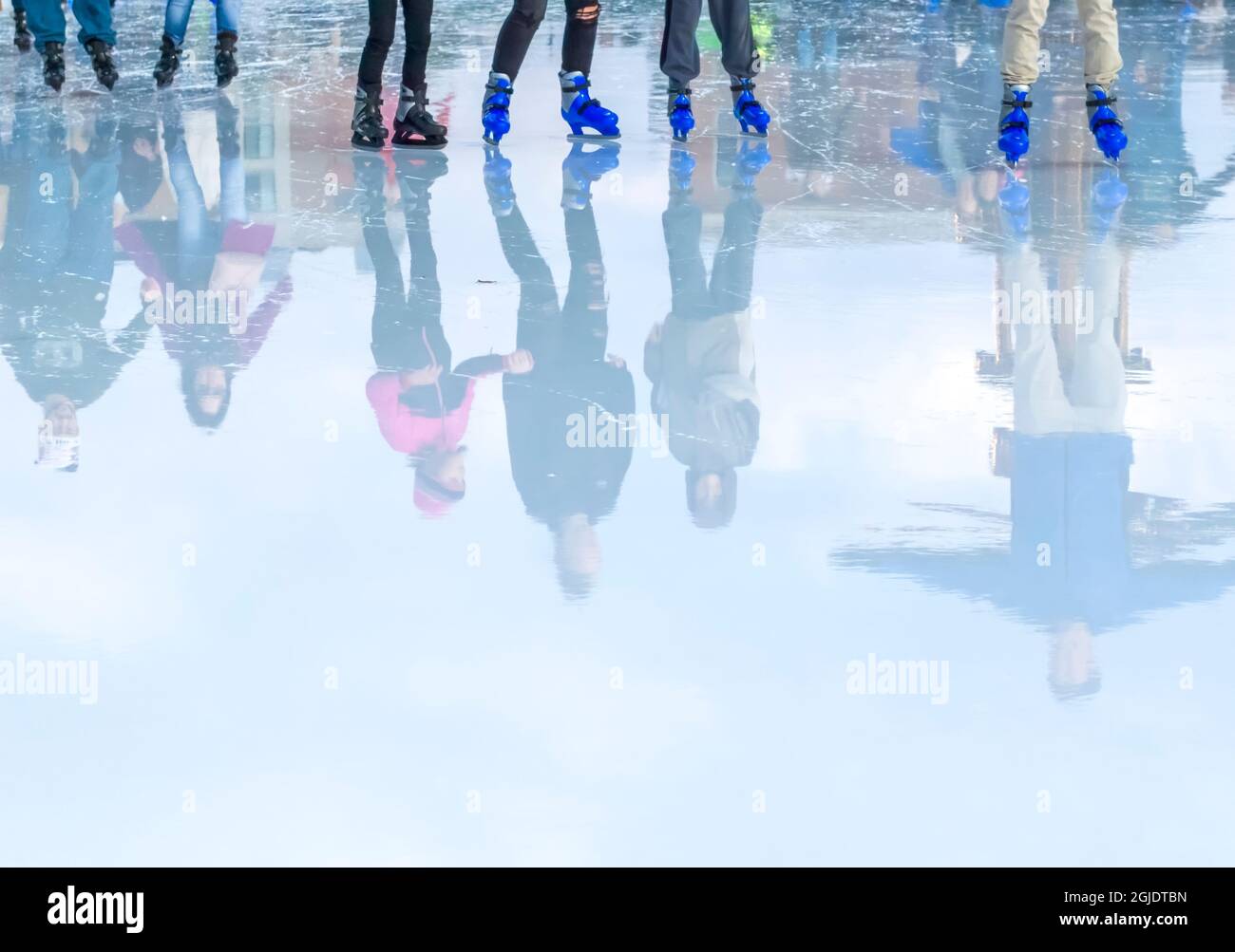 États-Unis, Indiana, Carmel. Patineurs de glace reflétés dans la glace. Credit AS: Wendy Kaveney / Galerie Jaynes / DanitaDelimont.com Banque D'Images