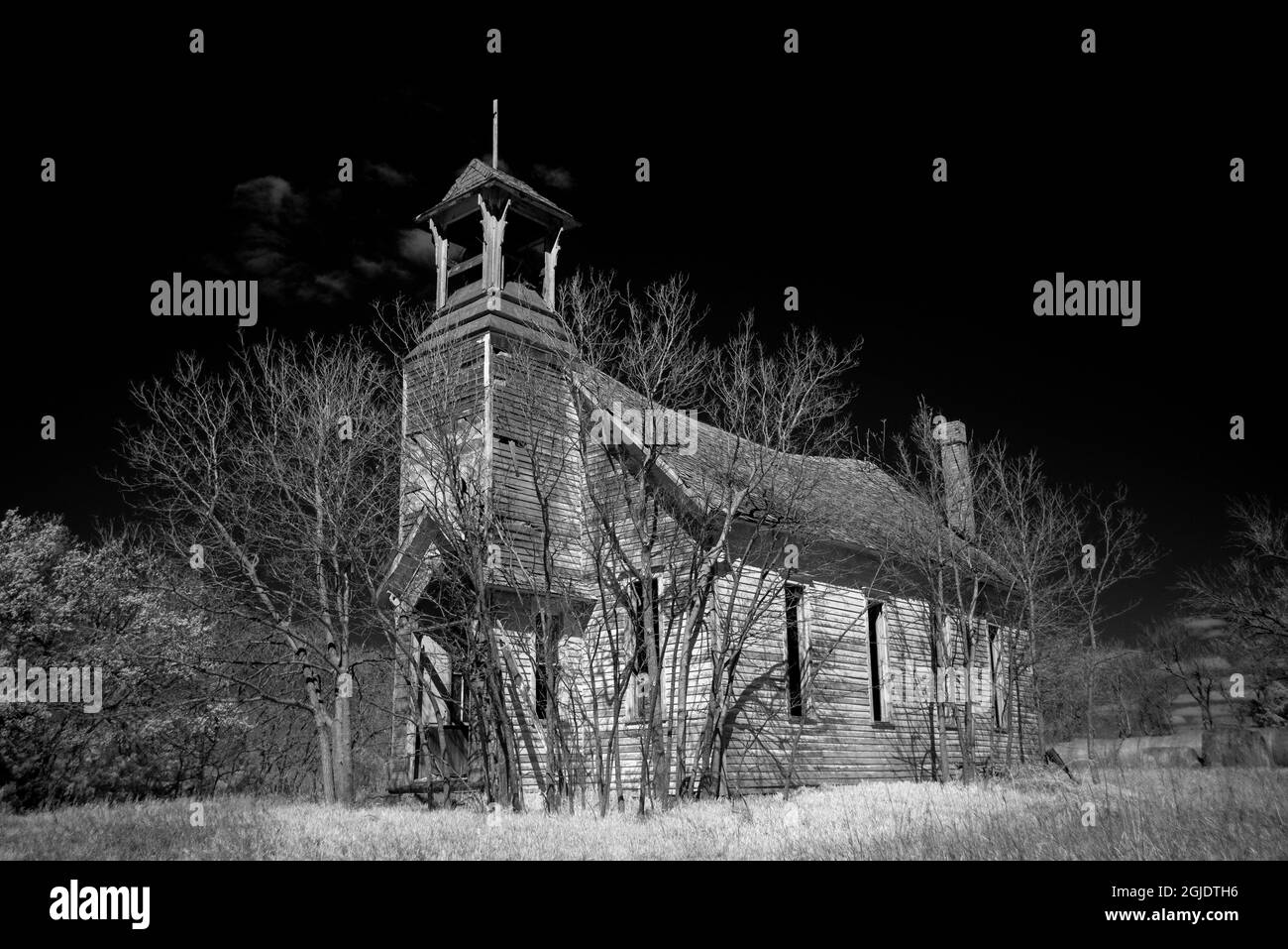 Ancienne église déserte dans la ville déserte. Banque D'Images