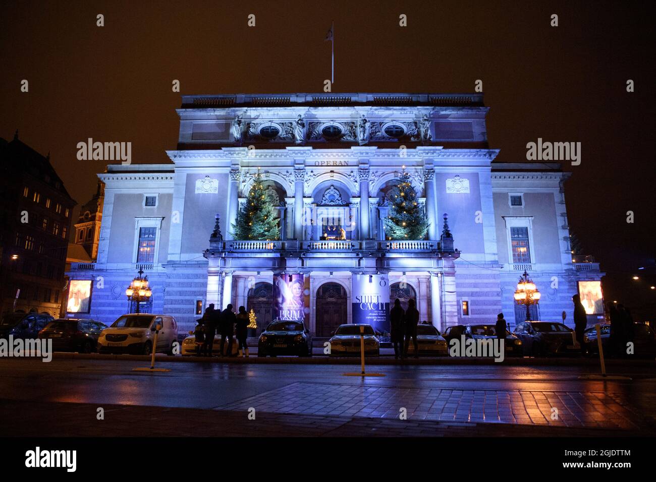 L'Opéra de Stockholm, Suède, le 05 décembre 2020. La semaine Nobel de cette année est célébrée par un léger hommage exposé sur certaines des façades et places les plus célèbres de Stockholm. Nobel week Lights illumine la ville avec 15 installations de lumière inspirées par les œuvres, inventions et découvertes des lauréats du prix Nobel. Photo: Jessica Gow / TT code 10070 Banque D'Images