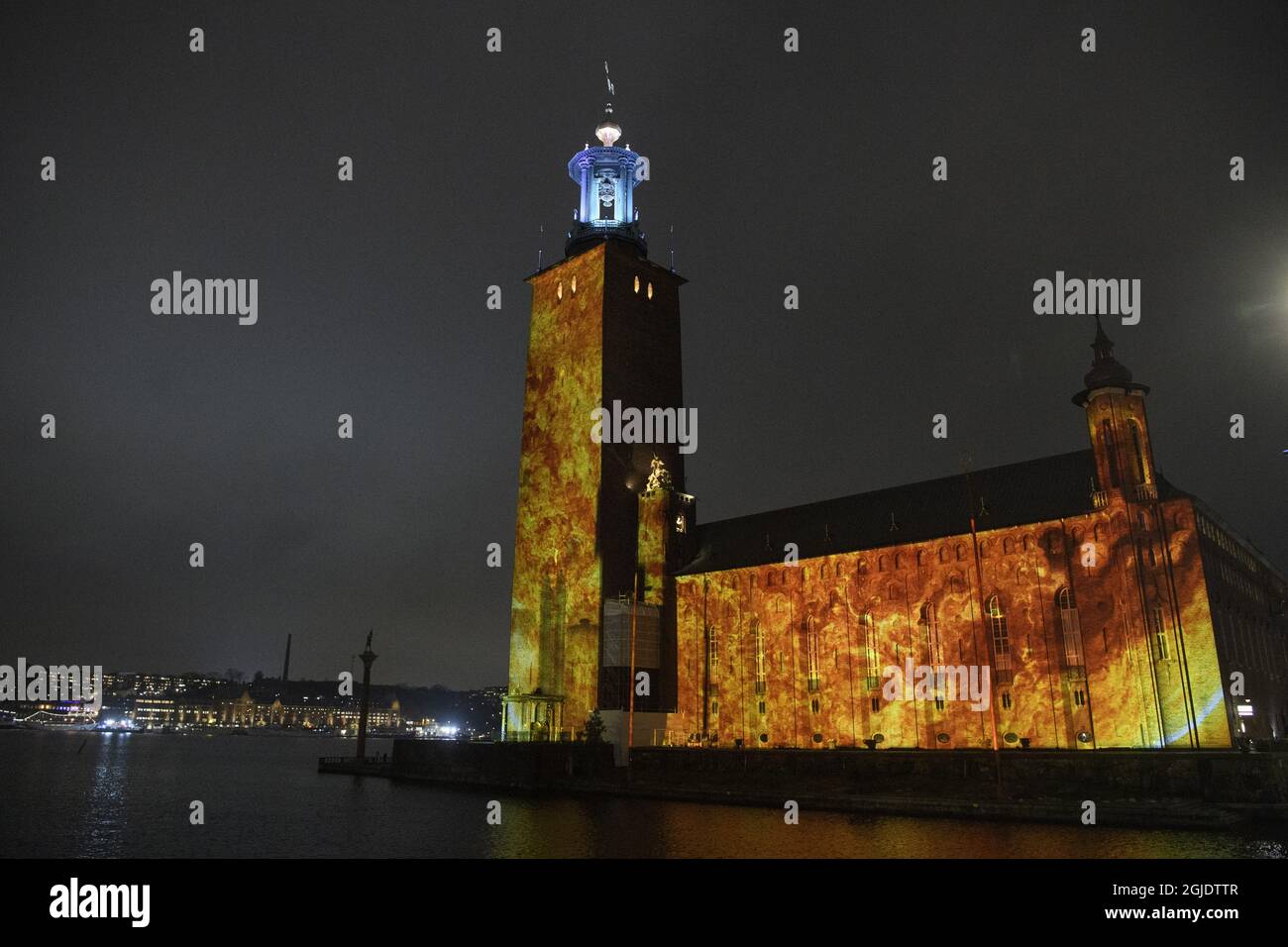 Hôtel de ville de Stockholm, Suède, le 05 décembre 2020. La semaine Nobel de cette année est célébrée par un léger hommage exposé sur certaines des façades et places les plus célèbres de Stockholm. Nobel week Lights illumine la ville avec 15 installations de lumière inspirées par les œuvres, inventions et découvertes des lauréats du prix Nobel. Photo: Jessica Gow / TT code 10070 Banque D'Images