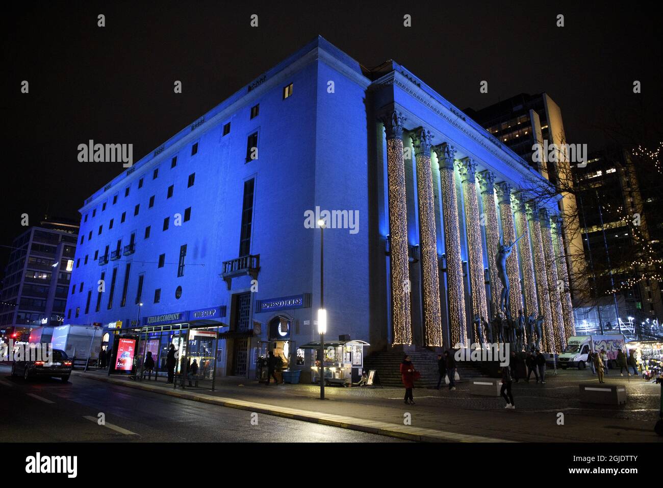 La salle de concert de Stockholm, Suède, le 05 décembre 2020. La semaine Nobel de cette année est célébrée par un léger hommage exposé sur certaines des façades et places les plus célèbres de Stockholm. Nobel week Lights illumine la ville avec 15 installations de lumière inspirées par les œuvres, inventions et découvertes des lauréats du prix Nobel. Photo: Jessica Gow / TT code 10070 Banque D'Images