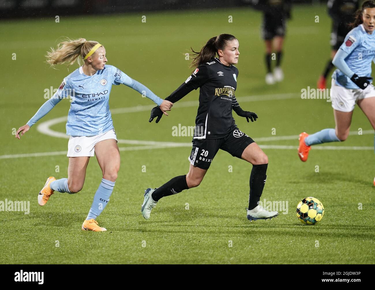 CORRECTION DU NOM DU JOUEUR Chloe Kelly (L) de Manchester City chases  Hannah Wijk de Göteborg pendant le match de football féminin de la Ligue  des champions de 32 1ère partie entre