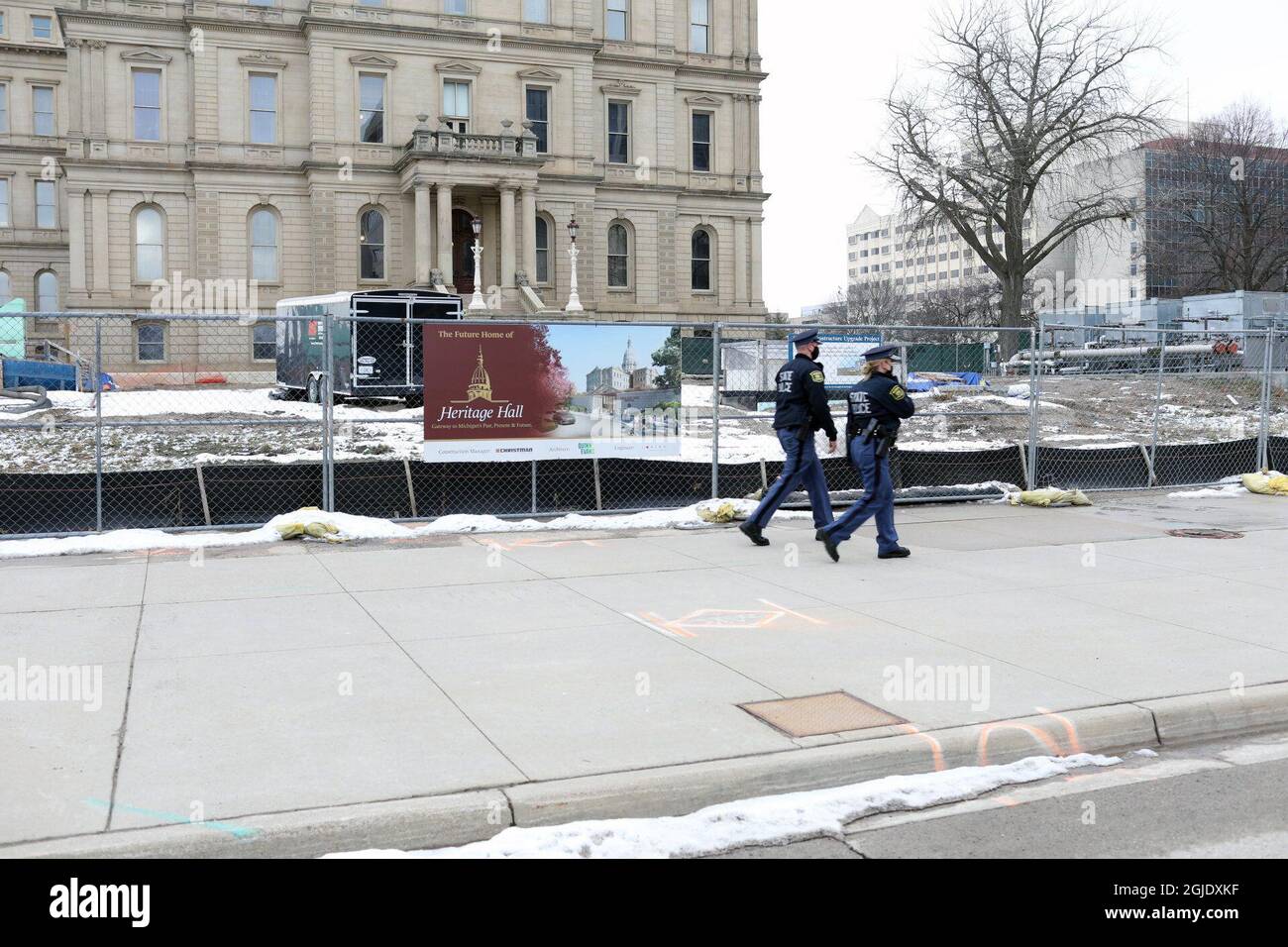 Les derniers jours de Donald Trump. Plusieurs manifestations armées ont eu lieu autour des États-Unis le dimanche 17 janvier 2021. Dans la capitale de l'État du Michigan, Lansing, des membres du mouvement d'extrême-droite de Boogaloo se sont présentés avec des armes automatiques à feu devant le bâtiment du Capitole de l'État du Michigan. Photo: Police patrouille dans la région. Photo: Nora Savosnick / Aftonbladet / TT code 2512 Banque D'Images