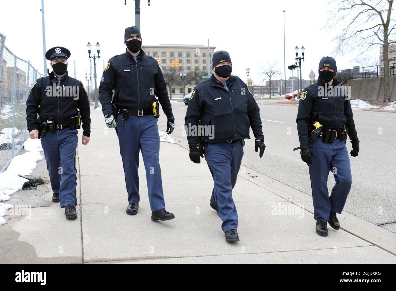 Les derniers jours de Donald Trump. Plusieurs manifestations armées ont eu lieu autour des États-Unis le dimanche 17 janvier 2021. Dans la capitale de l'État du Michigan, Lansing, des membres du mouvement d'extrême-droite de Boogaloo se sont présentés avec des armes automatiques à feu devant le bâtiment du Capitole de l'État du Michigan. Photo: Police patrouille dans la région. Photo: Nora Savosnick / Aftonbladet / TT code 2512 Banque D'Images