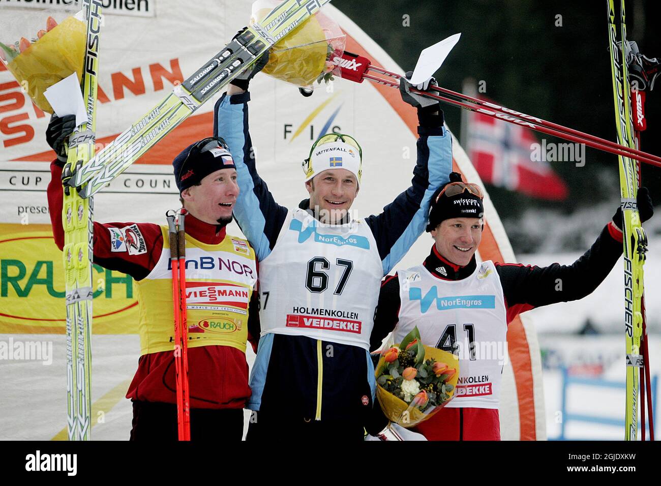 OSLO 20080308 Anders Sodergren de Suède (C) en première place, Lukas Bauer de la République tchèque (L) en deuxième place et Remo Fischer de l'Allemagne en troisième place à la coupe du monde des hommes 50 km de course de fond à Holmenkollen près d'Oslo. Banque D'Images