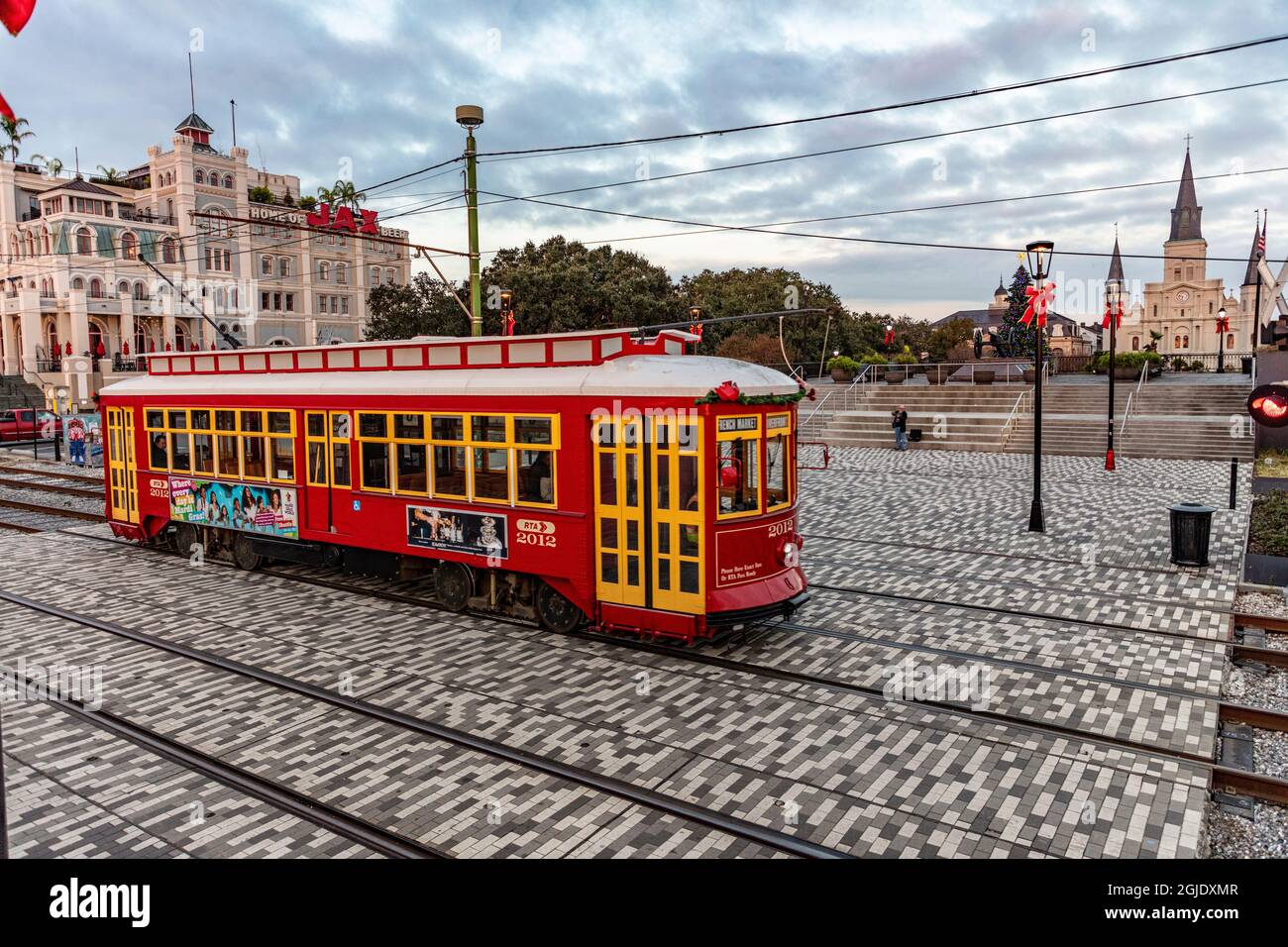 Passages en tramway devant Jackson Square à la Nouvelle-Orléans, Louisiane, États-Unis Banque D'Images