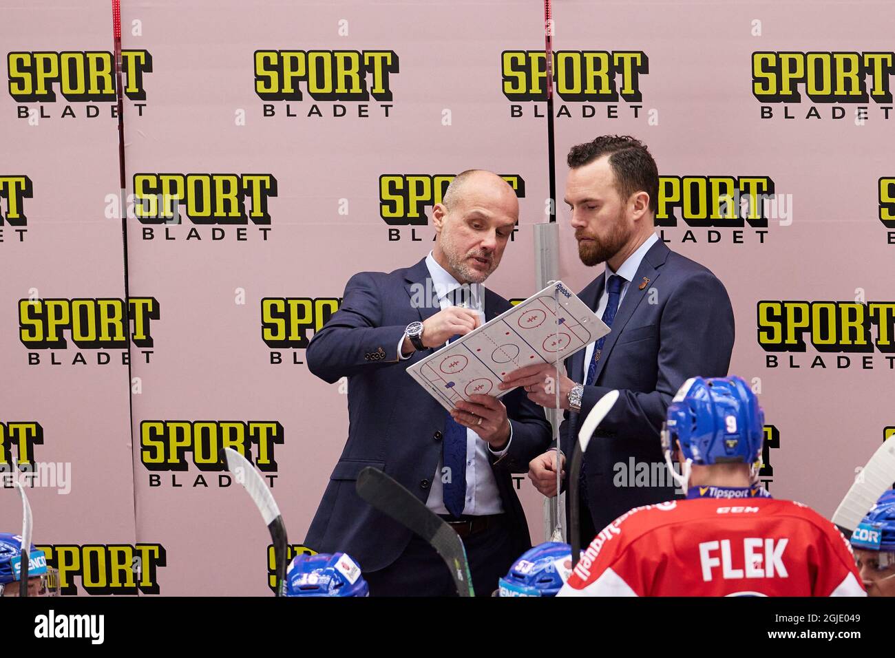 Filip Pesan (R), entraîneur en chef de la République tchèque, communique lors du match de hockey sur glace entre la Finlande et la République tchèque des Jeux de hockey de Beijer (Euro Hockey Tour), à Malmo Arena, le 13 février 2021. Photo: Anders Bjuro / TT / code 11830 Banque D'Images