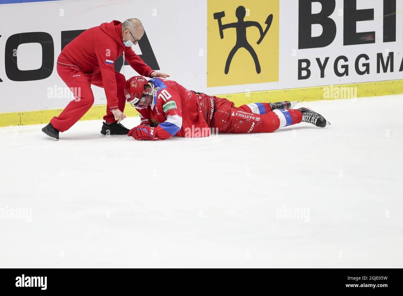 Le Zakhar Bardakov de Russie se trouve sur la glace après avoir été attaqué pendant le match de hockey sur glace des Jeux de Beijer (Euro Hockey Tour) entre la Suède et la Russie à Malmo Arena le 13 février 2021. Photo: Anders Bjuro / TT / code 11830 Banque D'Images