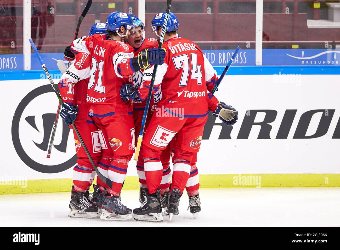 Matej Blumel (C) de la République tchèque fête ses scores avec ses coéquipiers lors du match de hockey sur glace des Jeux de Beijer (Euro Hockey Tour) entre la Finlande et la République tchèque, à Malmo Arena, le 13 février 2021. Photo: Anders Bjuro / TT / code 11830 Banque D'Images