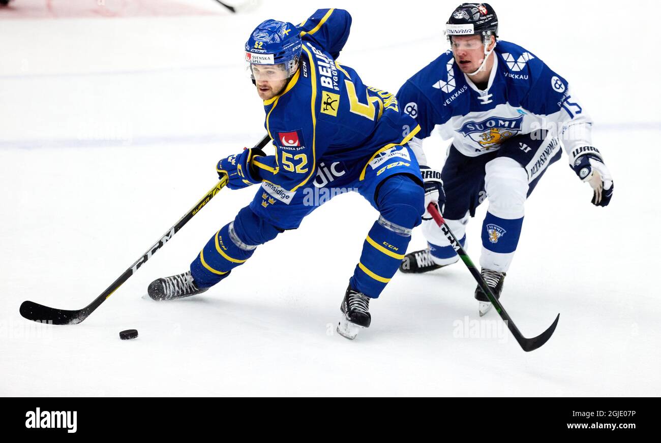 MALMOE 20210214 Arvid Lundberg de Suède chassé par Miro Aaltonen pendant le dimanche 14 février 2021 match entre la Suède et la Finlande aux Jeux de hockey de Beijer (Euro Hockey Tour) à Malmoe Arena. Photo Andreas Hillergren / TT Kod 10600 Banque D'Images